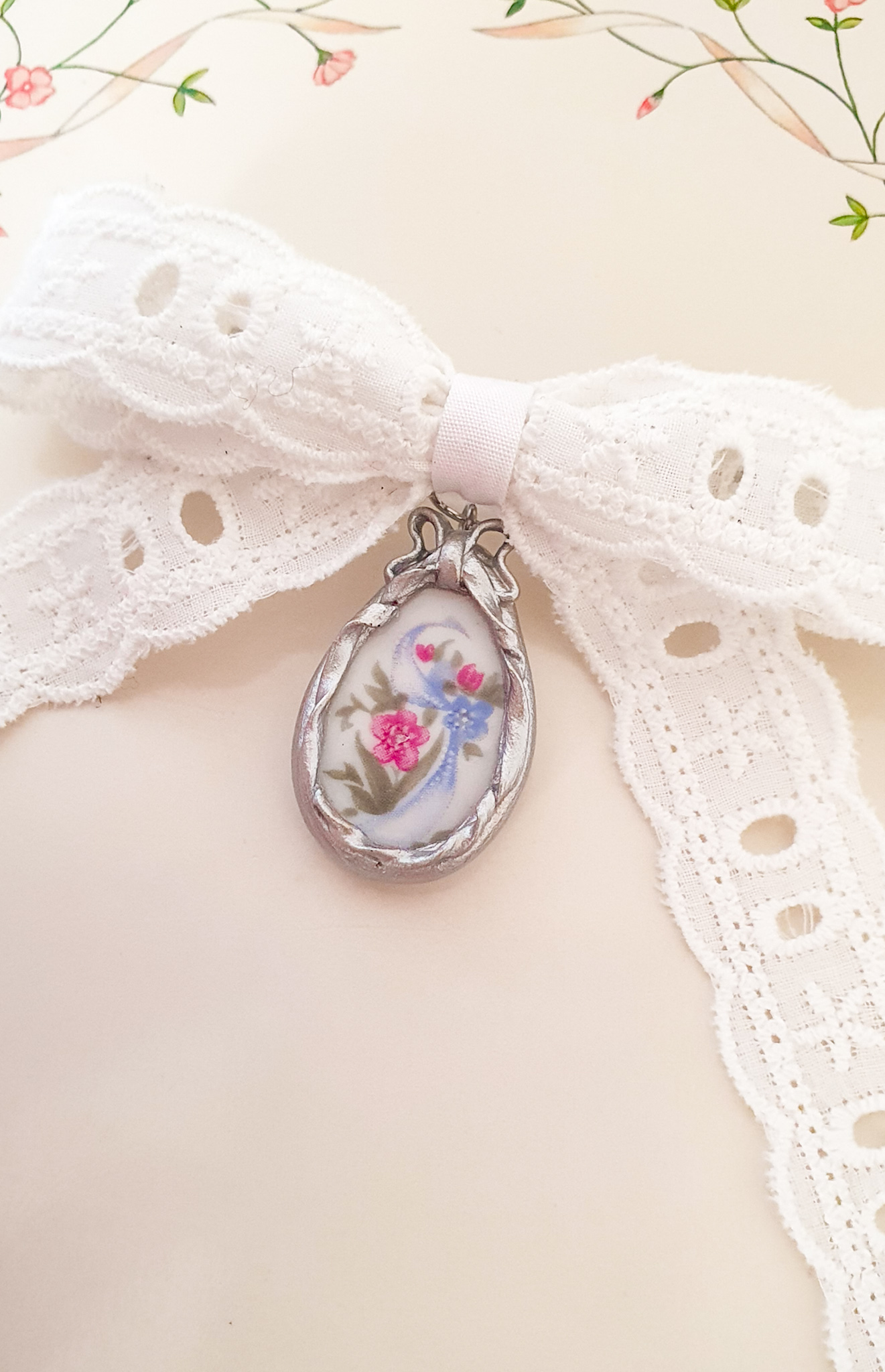 "Glory of the snow" vintage porcelain lace bow hair clip
