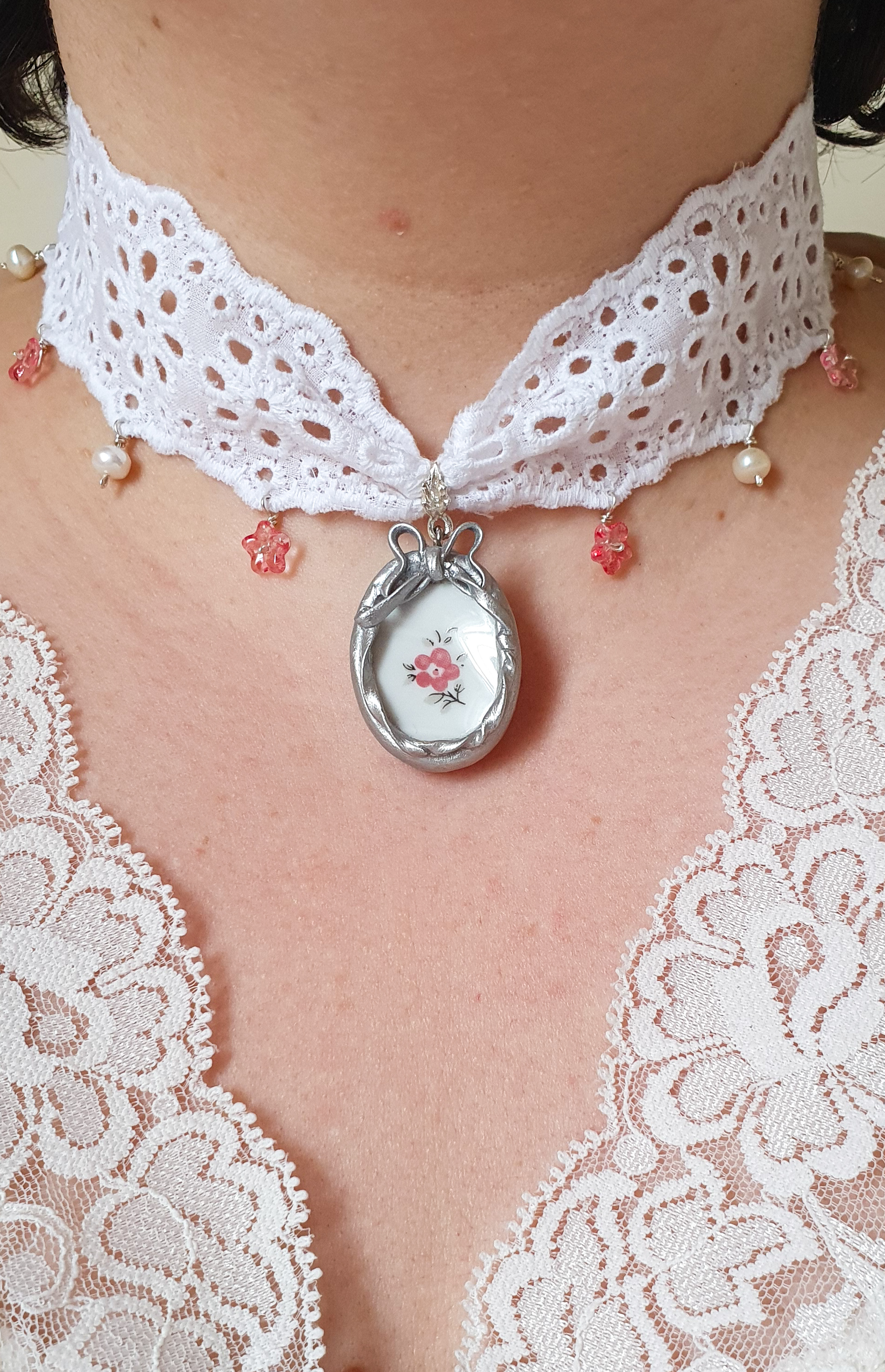 "Begonia" vintage porcelain lace necklace 