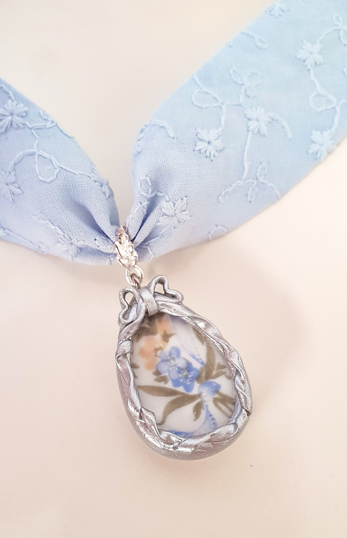 "Aster" vintage porcelain embroidered necklace 