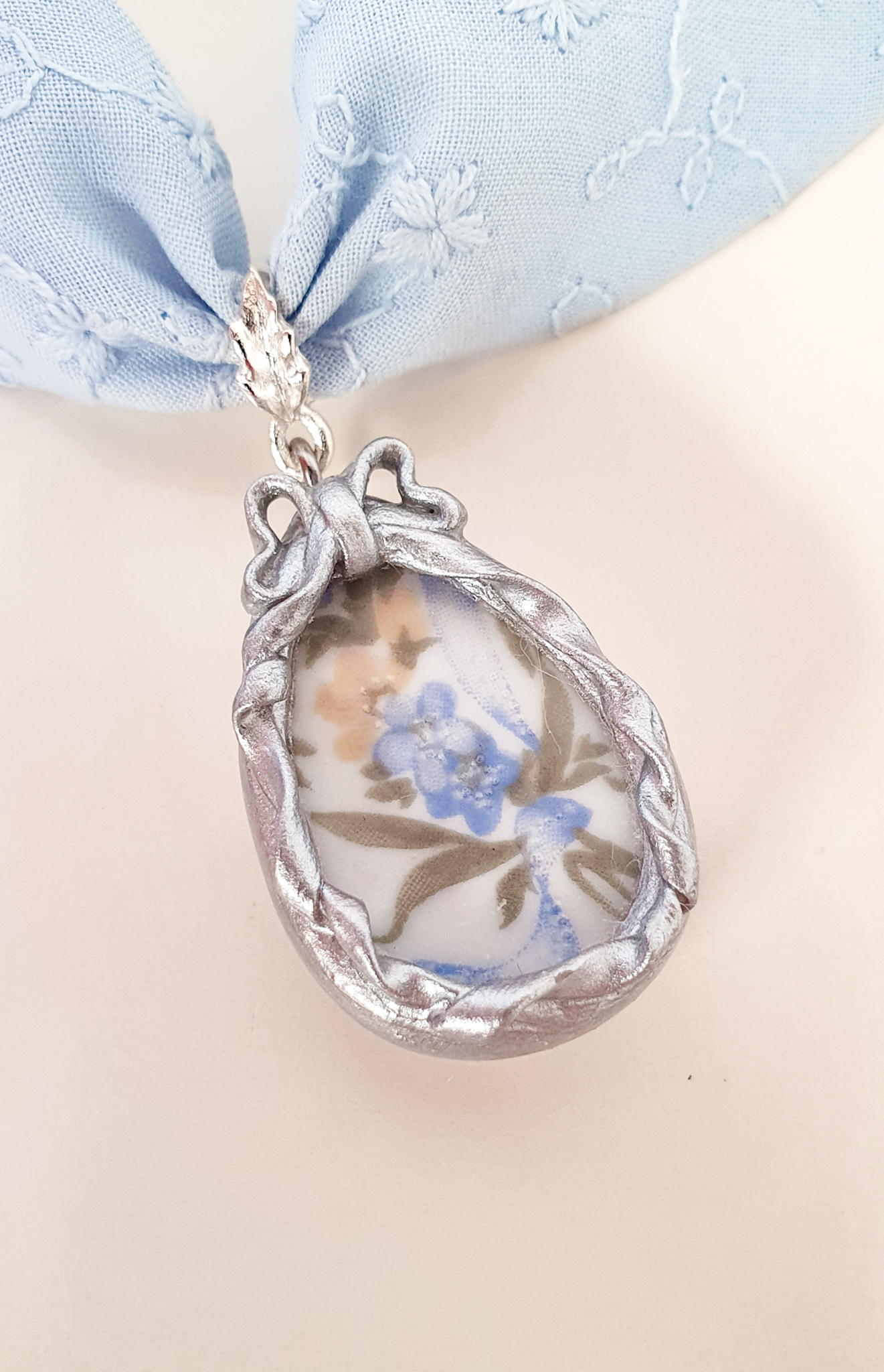 "Aster" vintage porcelain embroidered necklace 