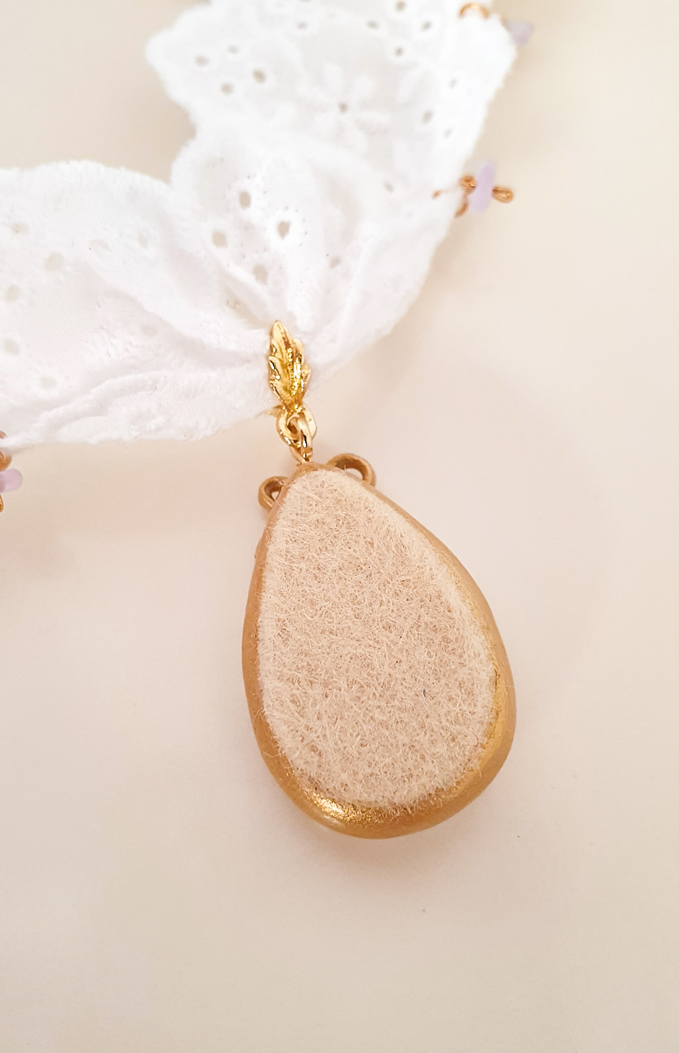 "Anemone" vintage porcelain lace necklace 