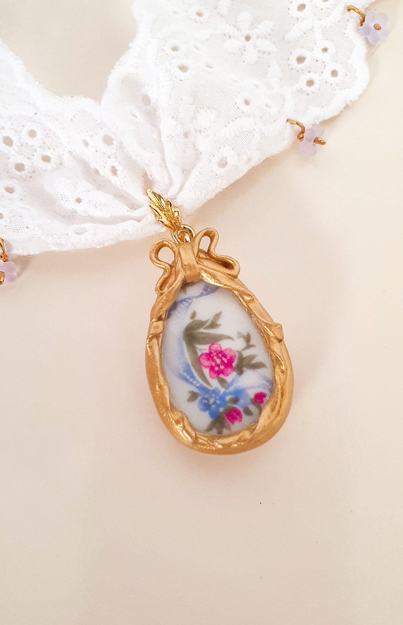 "Anemone" vintage porcelain lace necklace 