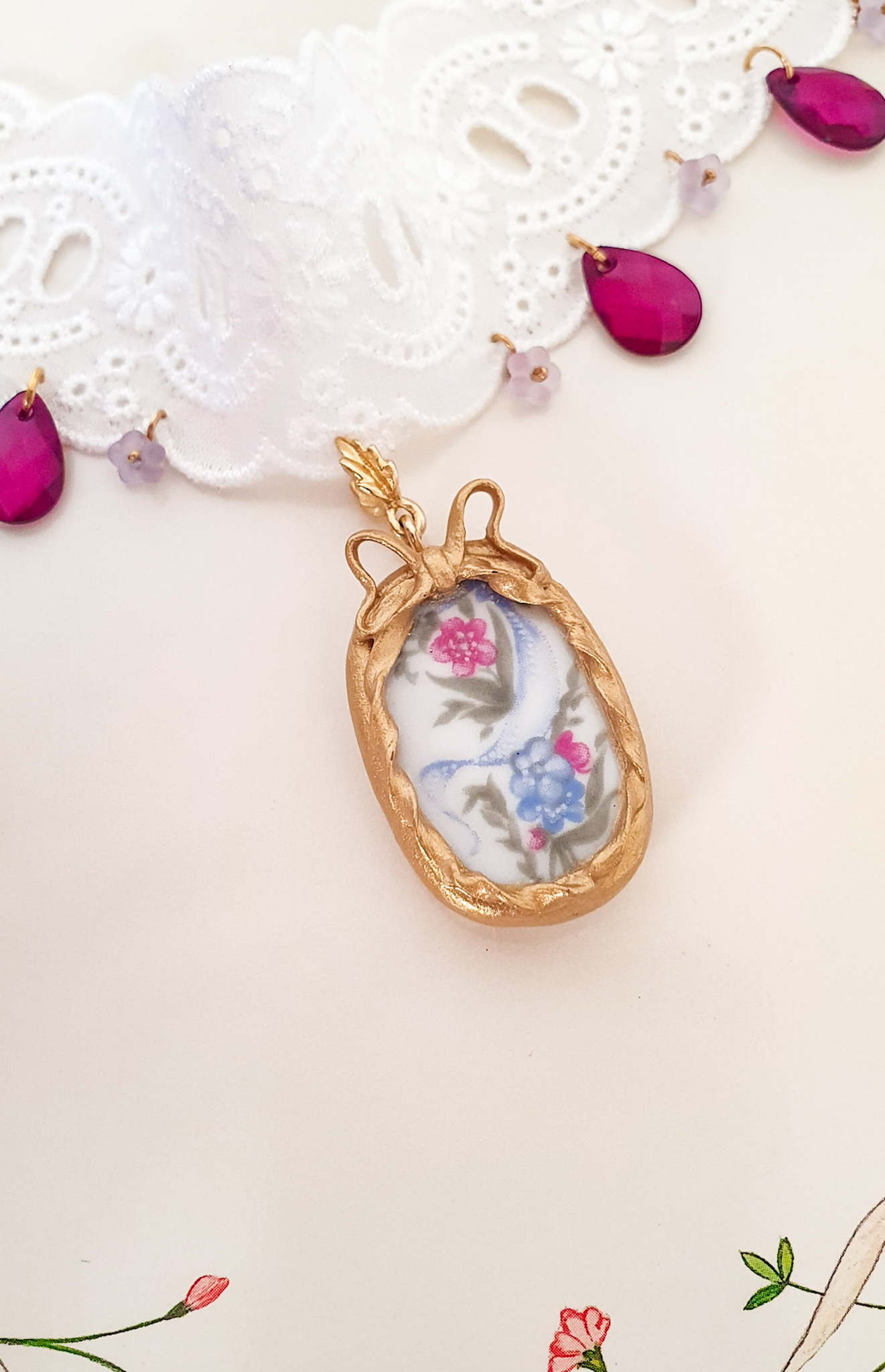 "Glory of the snow" vintage porcelain lace necklace 