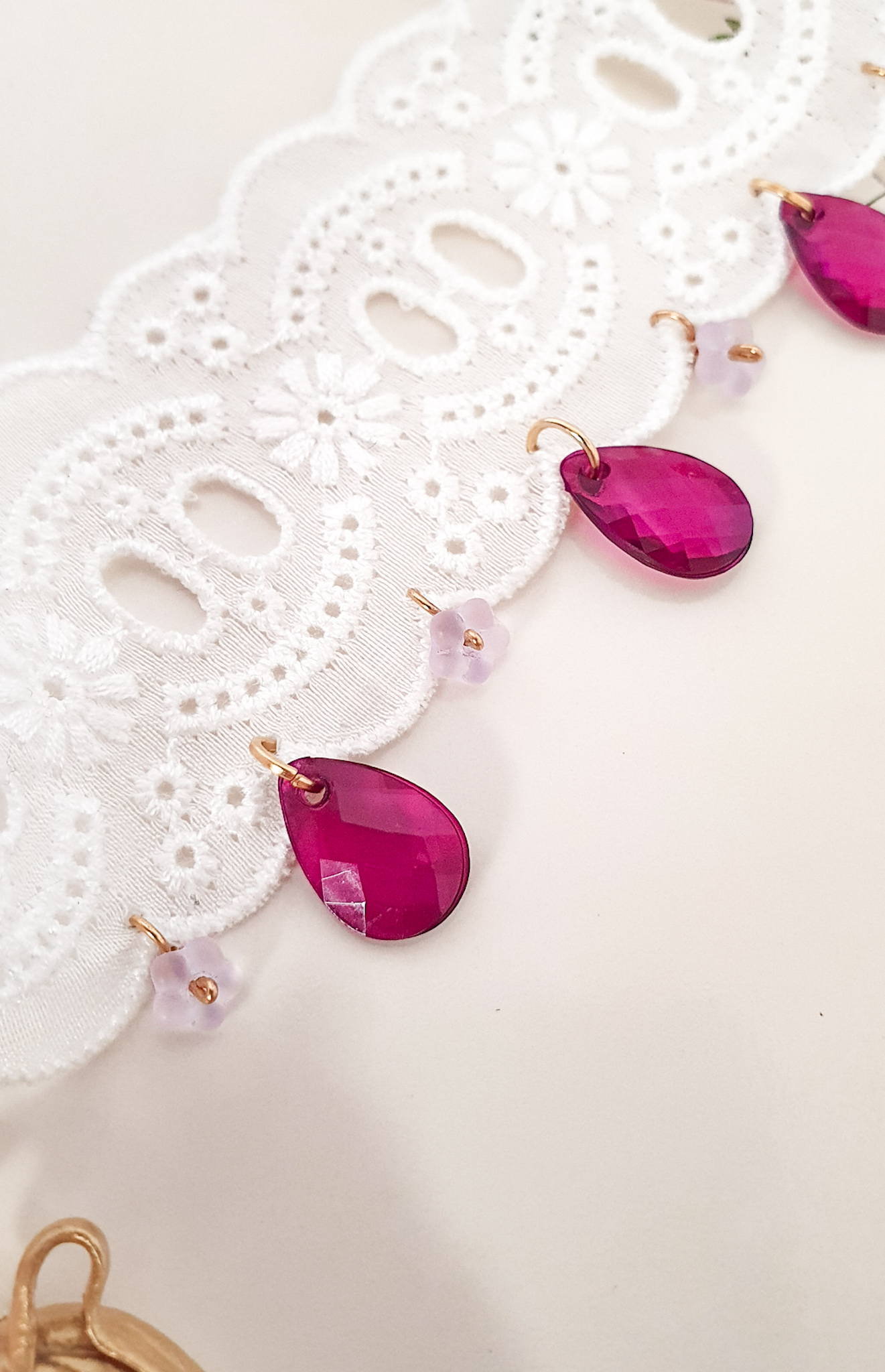"Glory of the snow" vintage porcelain lace necklace 