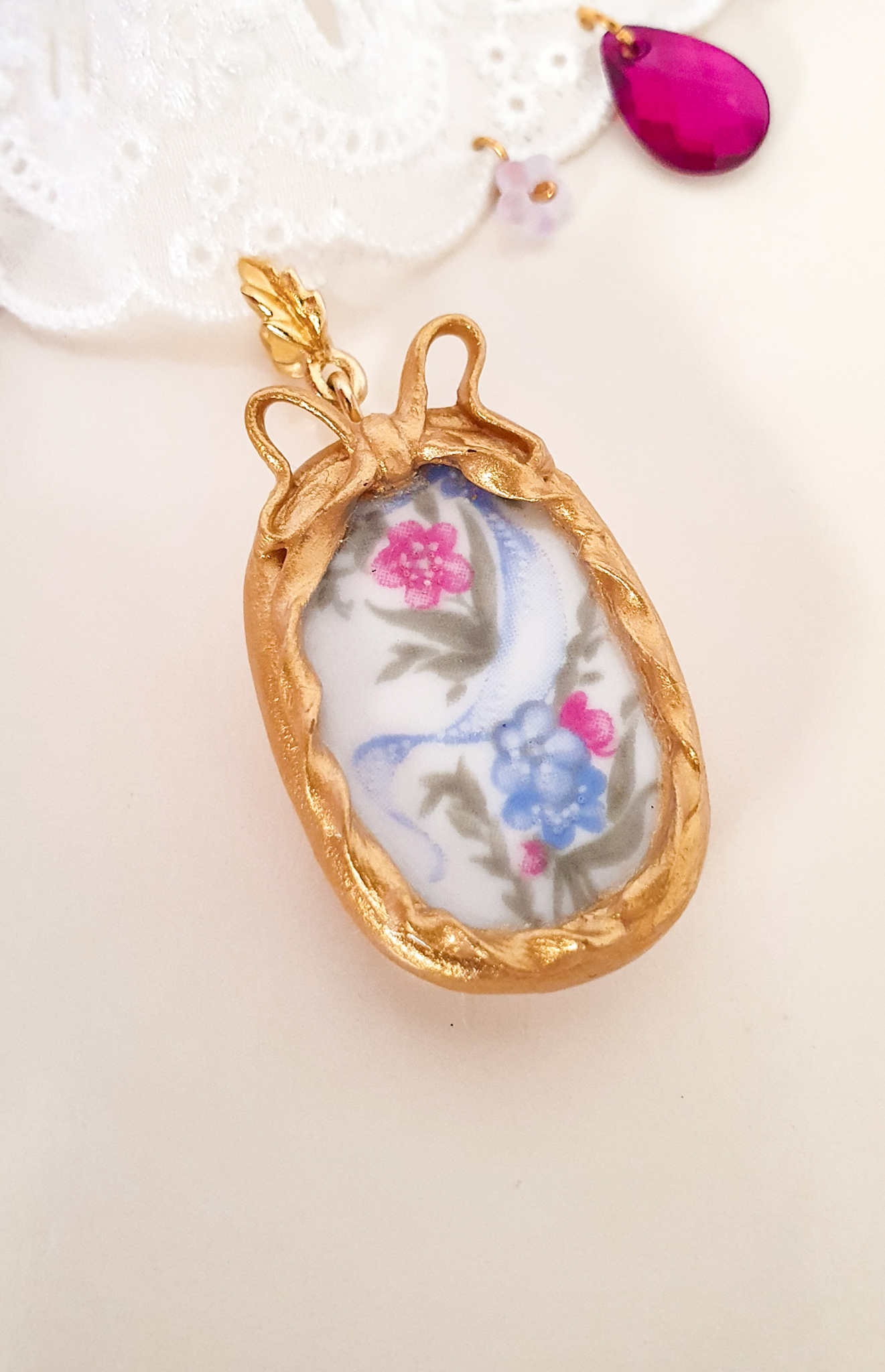 "Glory of the snow" vintage porcelain lace necklace 