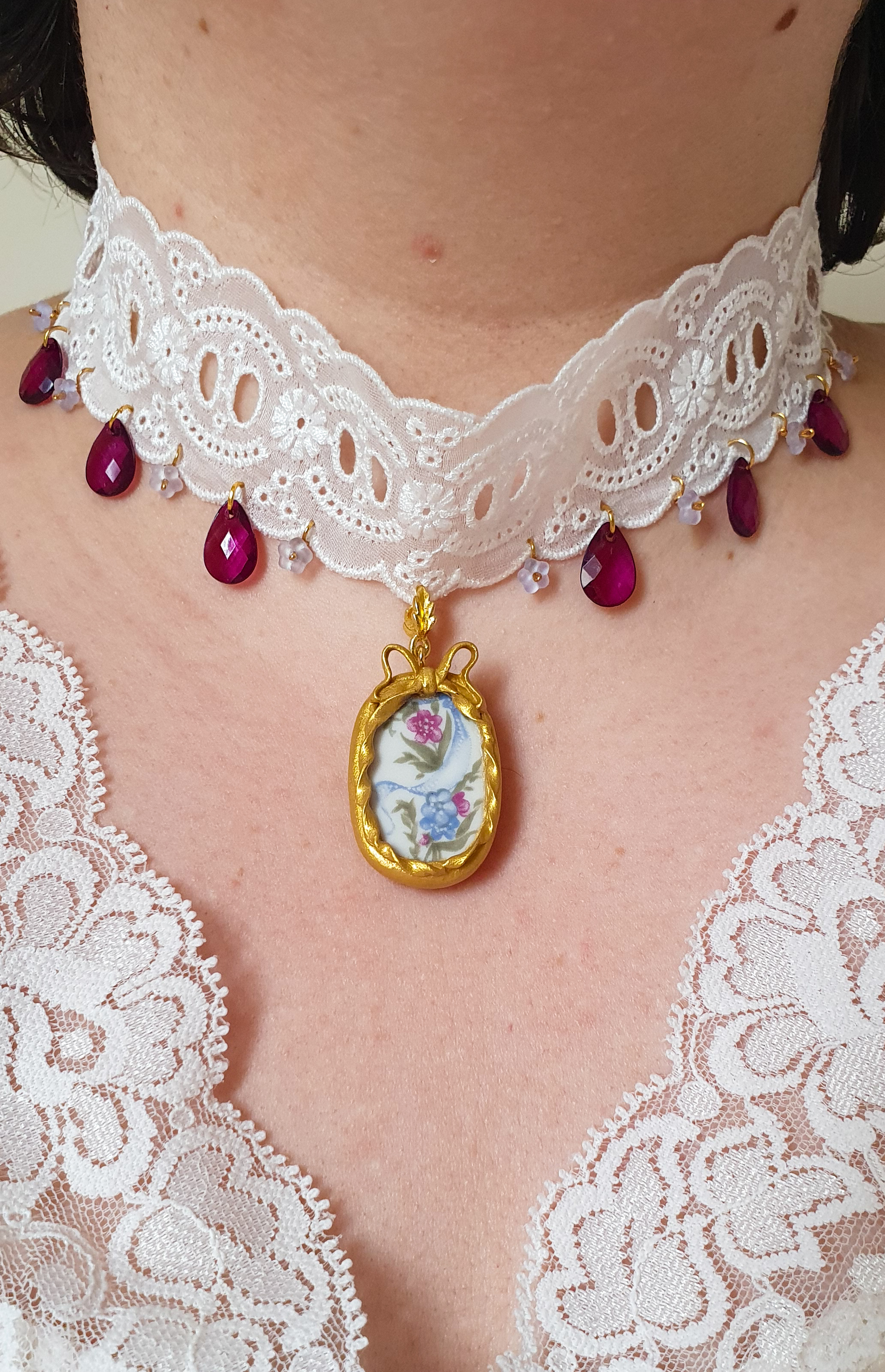 "Glory of the snow" vintage porcelain lace necklace 