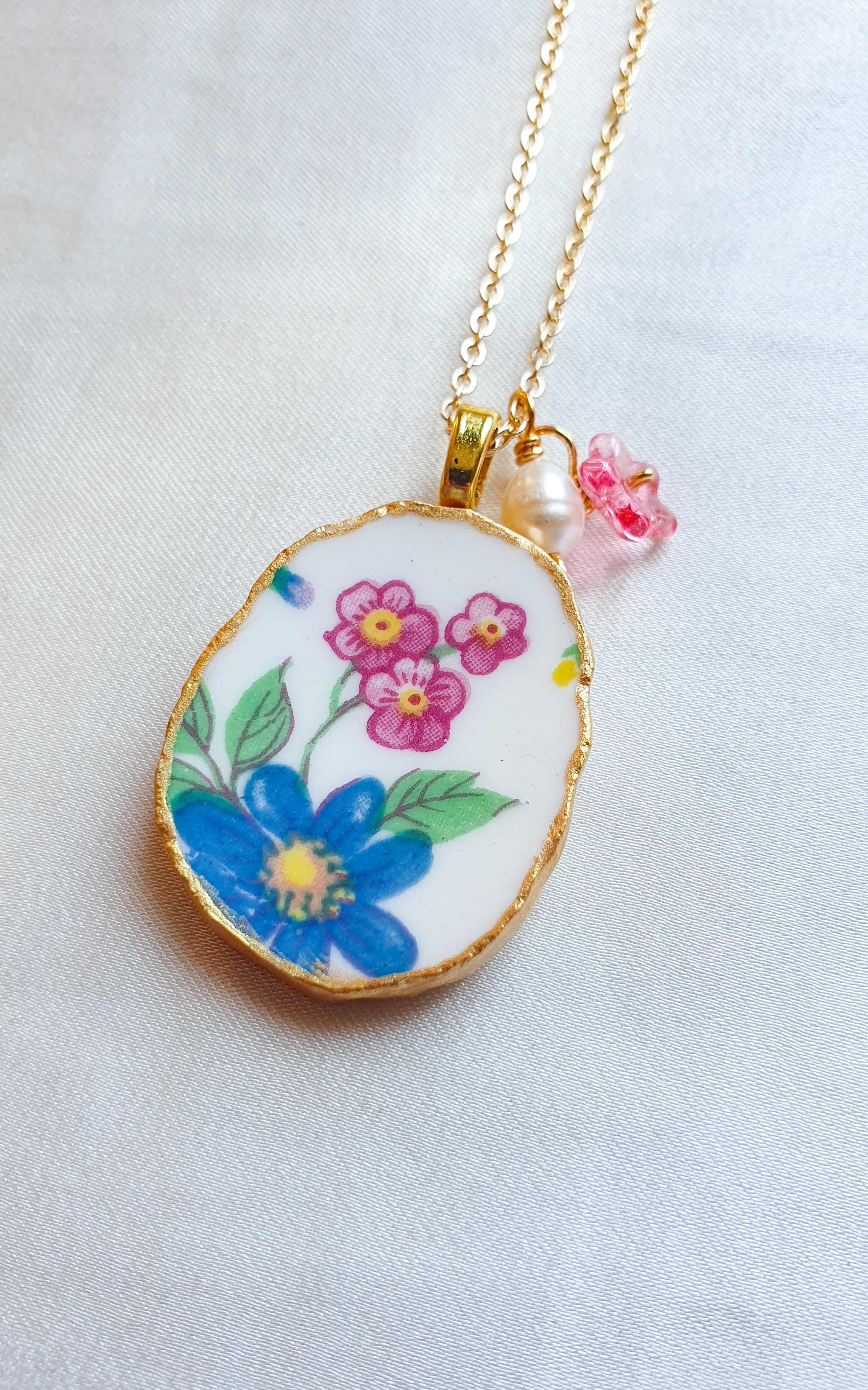 Cosmos vintage porcelain gold necklace 