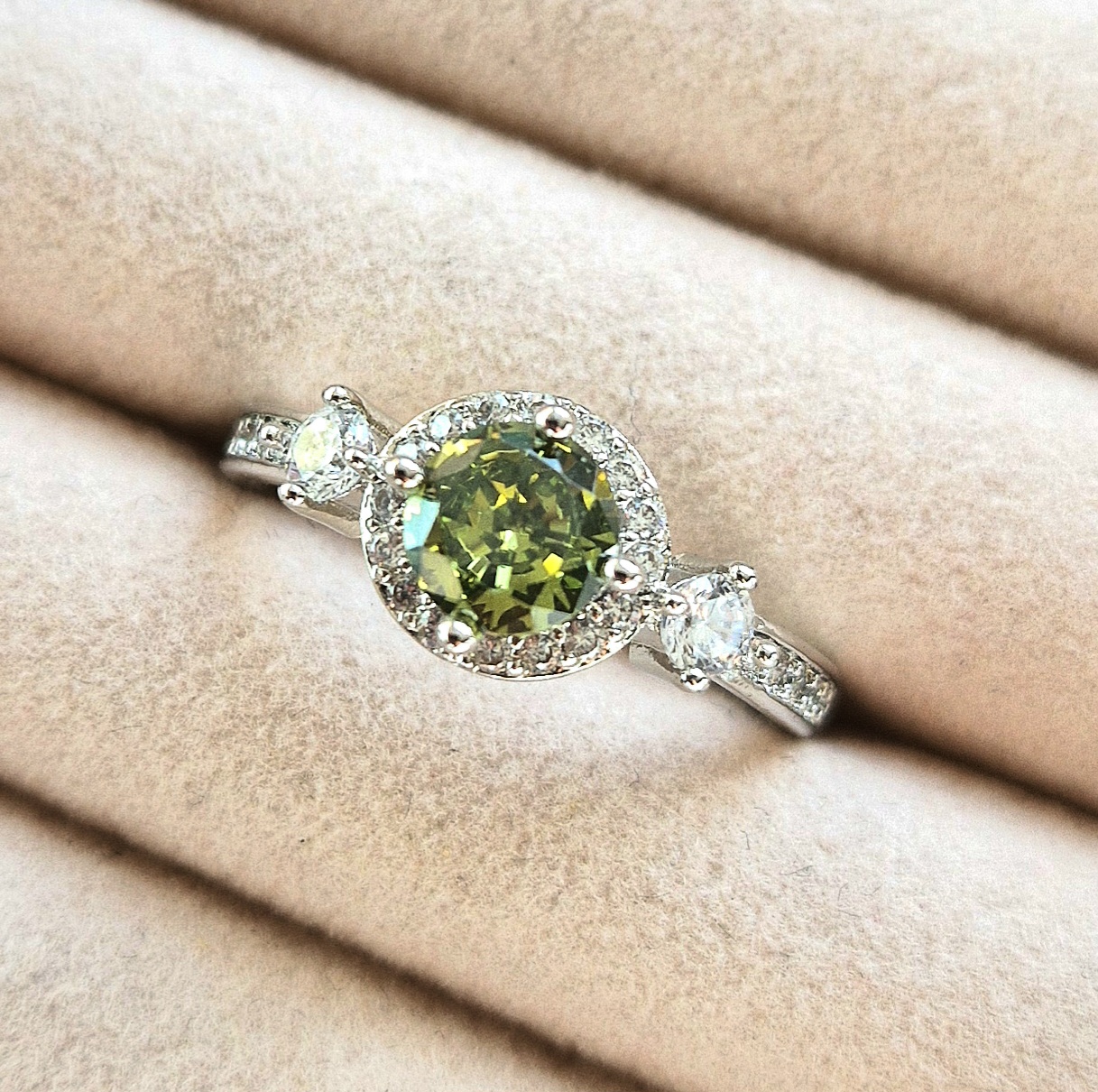 Elegant green gemstone ring
