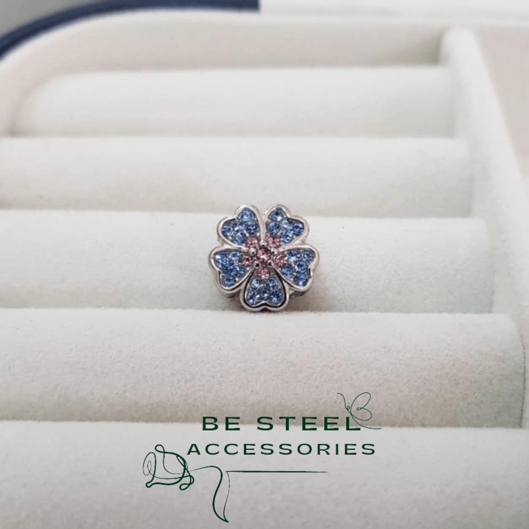 Berloque Trevo Azul Strass