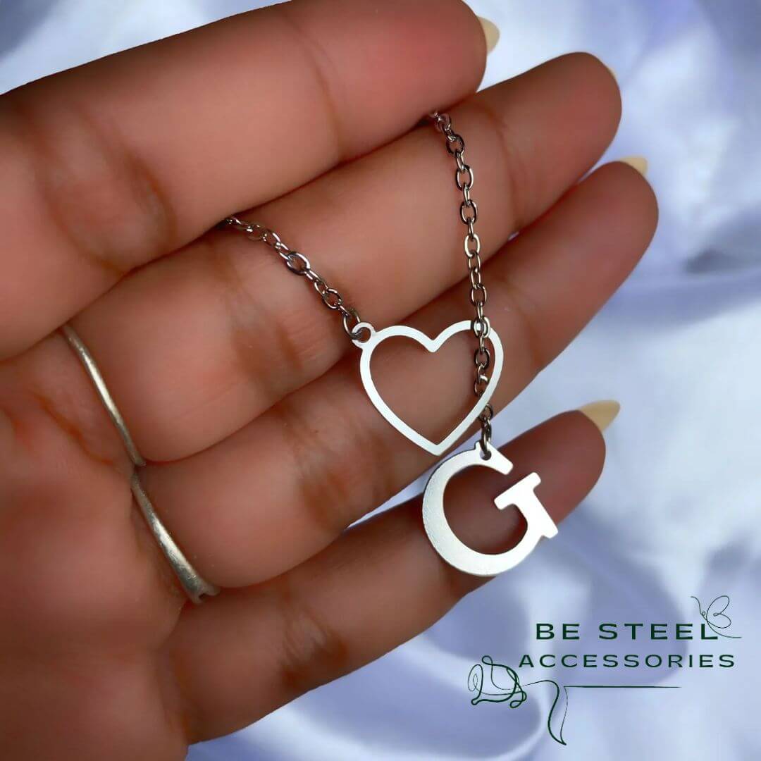 Colar Gravata com Letra 