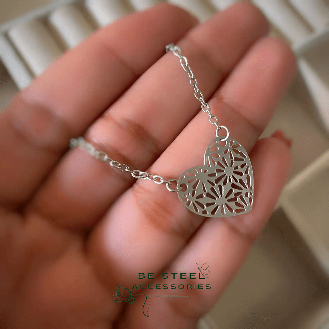 Colar Coração com Detalhes Florais