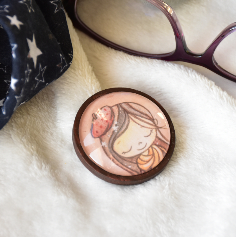 Üveglencsés kitűző - Monka-lányok (ősz-tél)