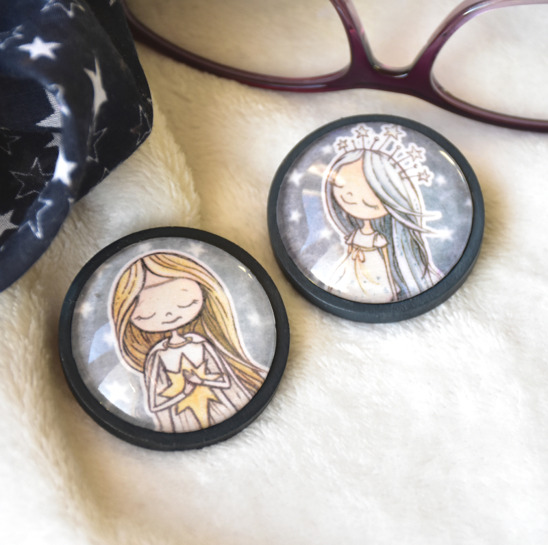 Üveglencsés kitűző - Monka-lányok (ősz-tél)