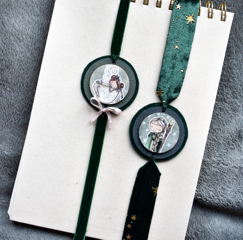 Gumis-bársonyszalagos könyvjelző - Monka-lányok