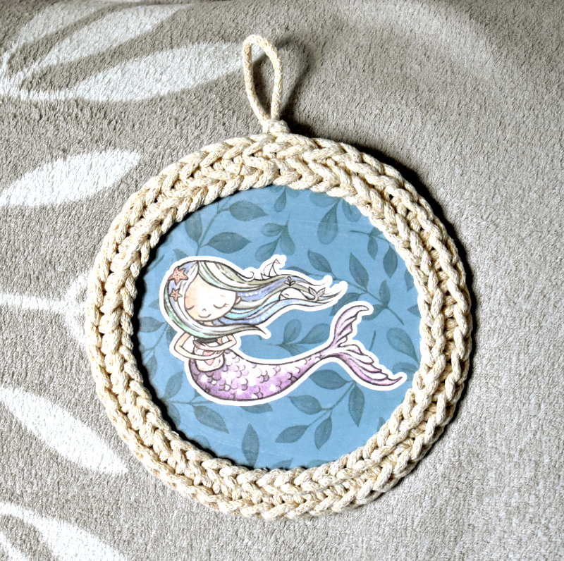 Kerek kép - színes Monka-lányok