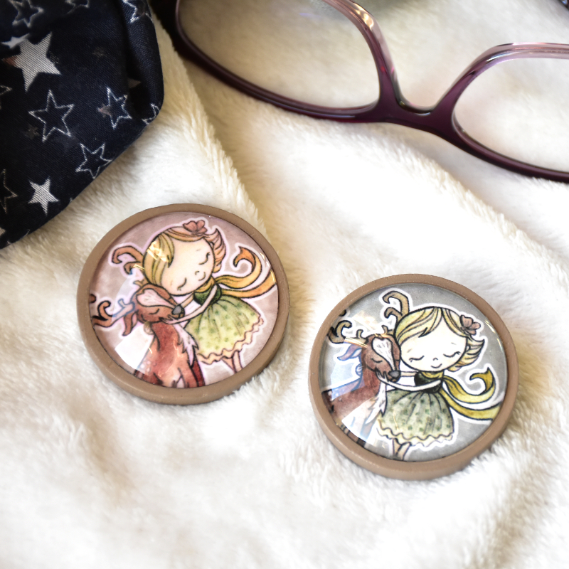 Üveglencsés kitűző - Monka-lányok (ősz-tél)