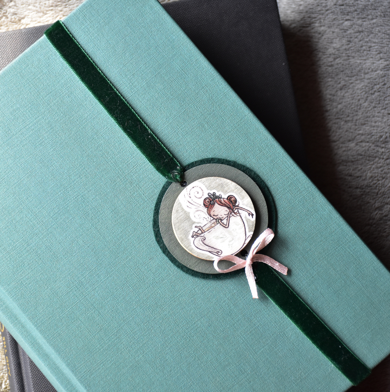 Gumis-bársonyszalagos könyvjelző - Monka-lányok 