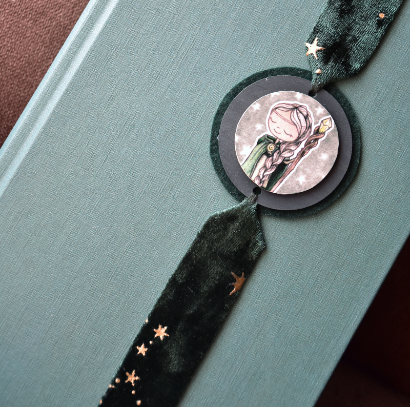 Gumis-bársonyszalagos könyvjelző - Monka-lányok 