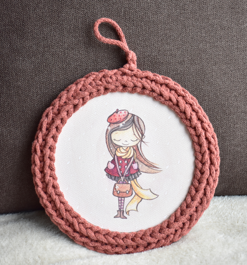 Kerek kép - színes Monka-lányok