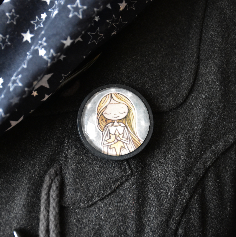 Üveglencsés kitűző - Monka-lányok (ősz-tél)