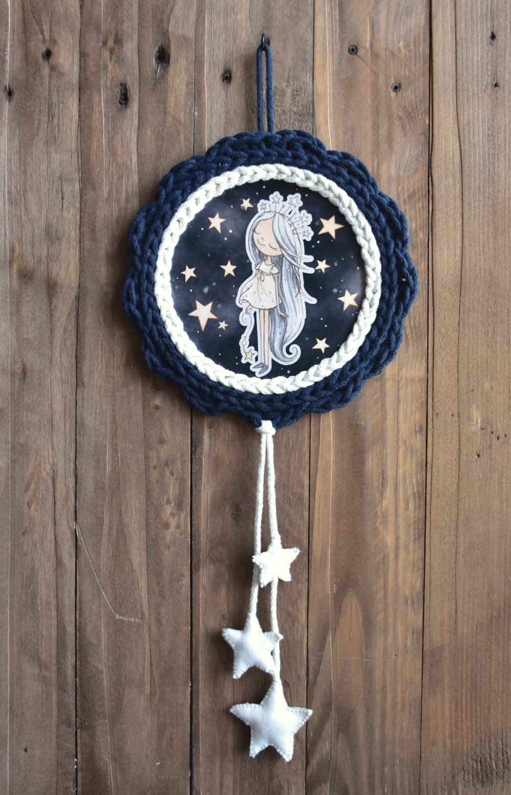 Kerek kép - színes Monka-lányok