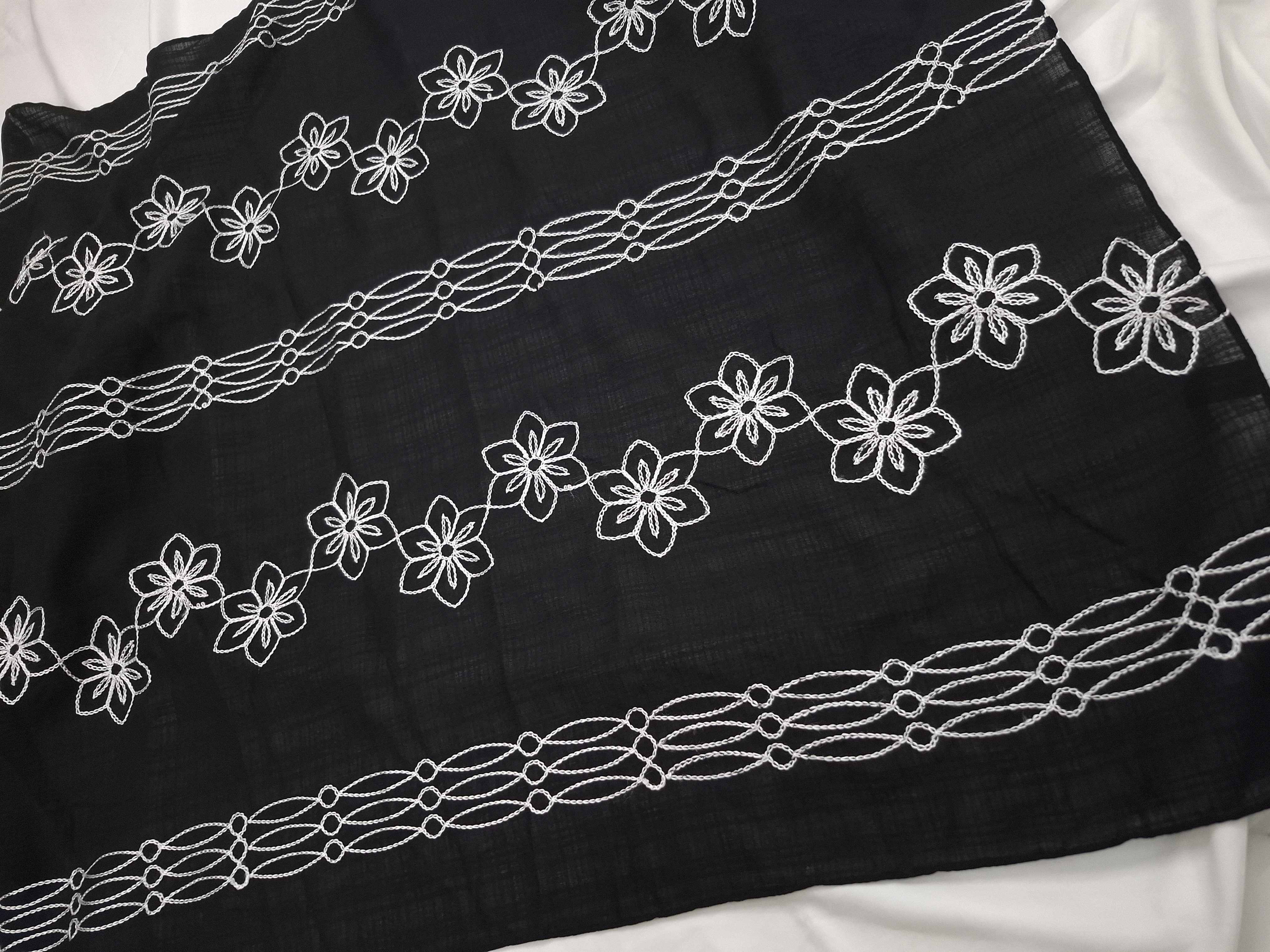 Black Elegance – Embroidered Cotton Hijab