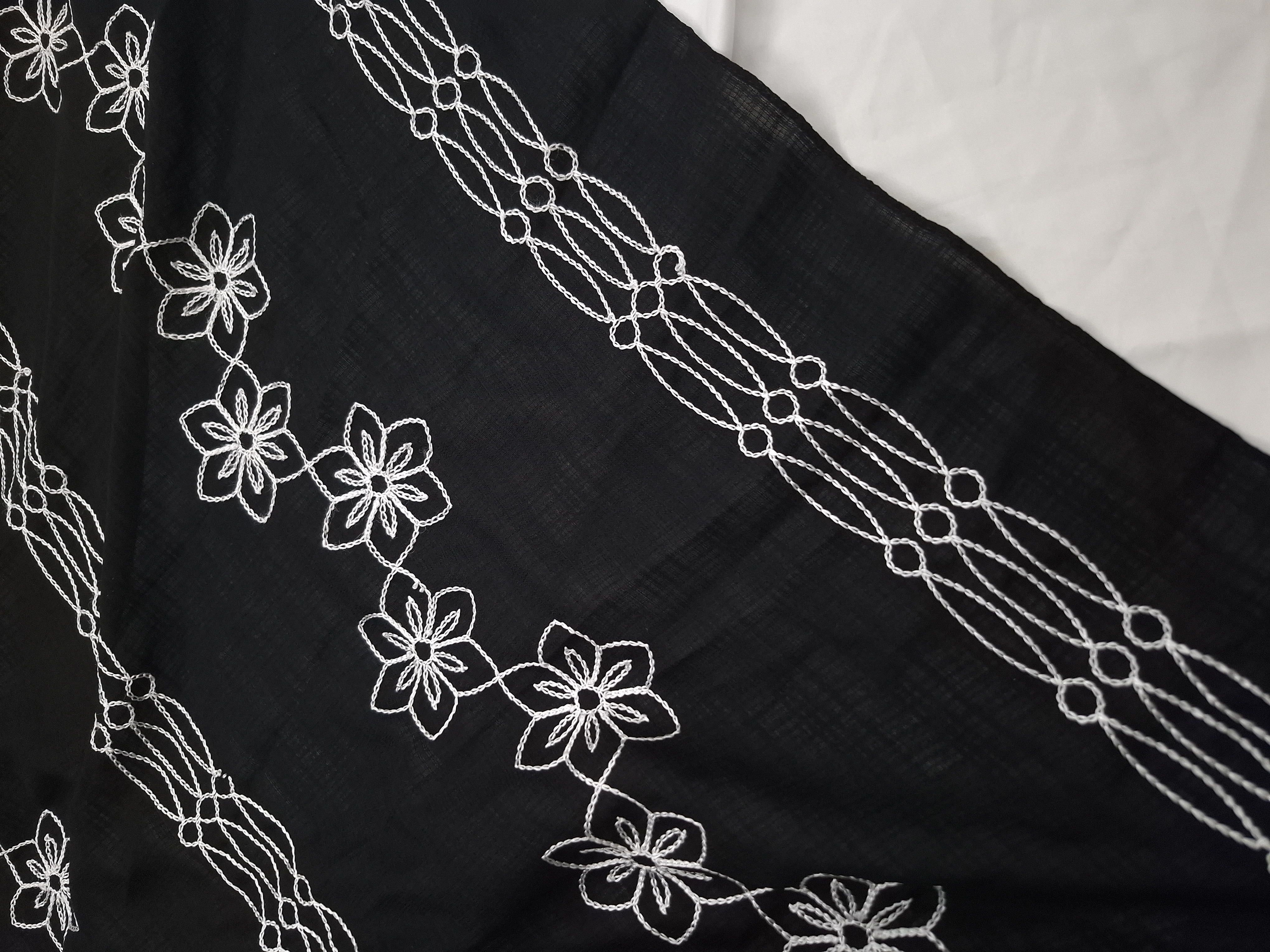 Black Elegance – Embroidered Cotton Hijab