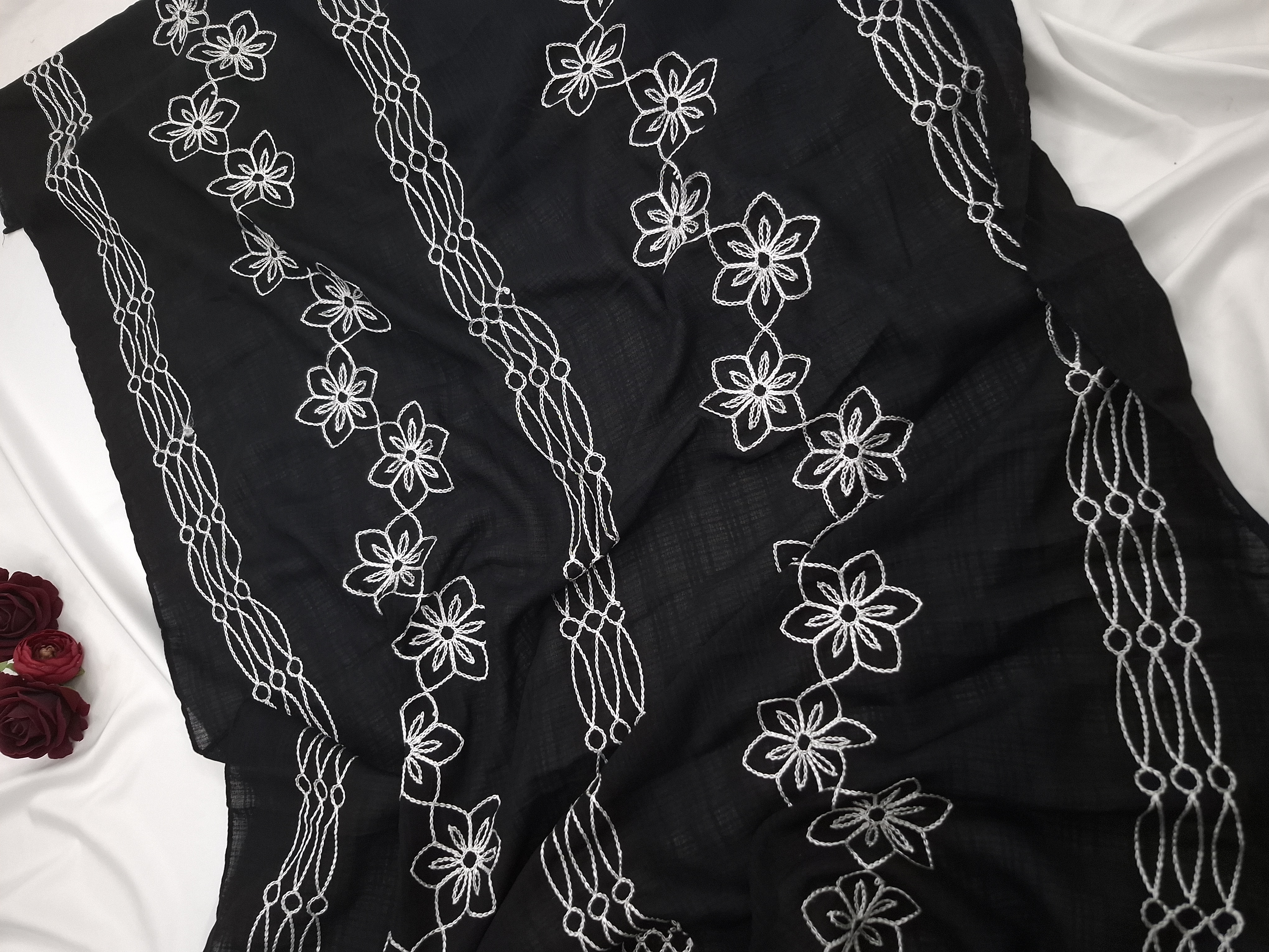Black Elegance – Embroidered Cotton Hijab