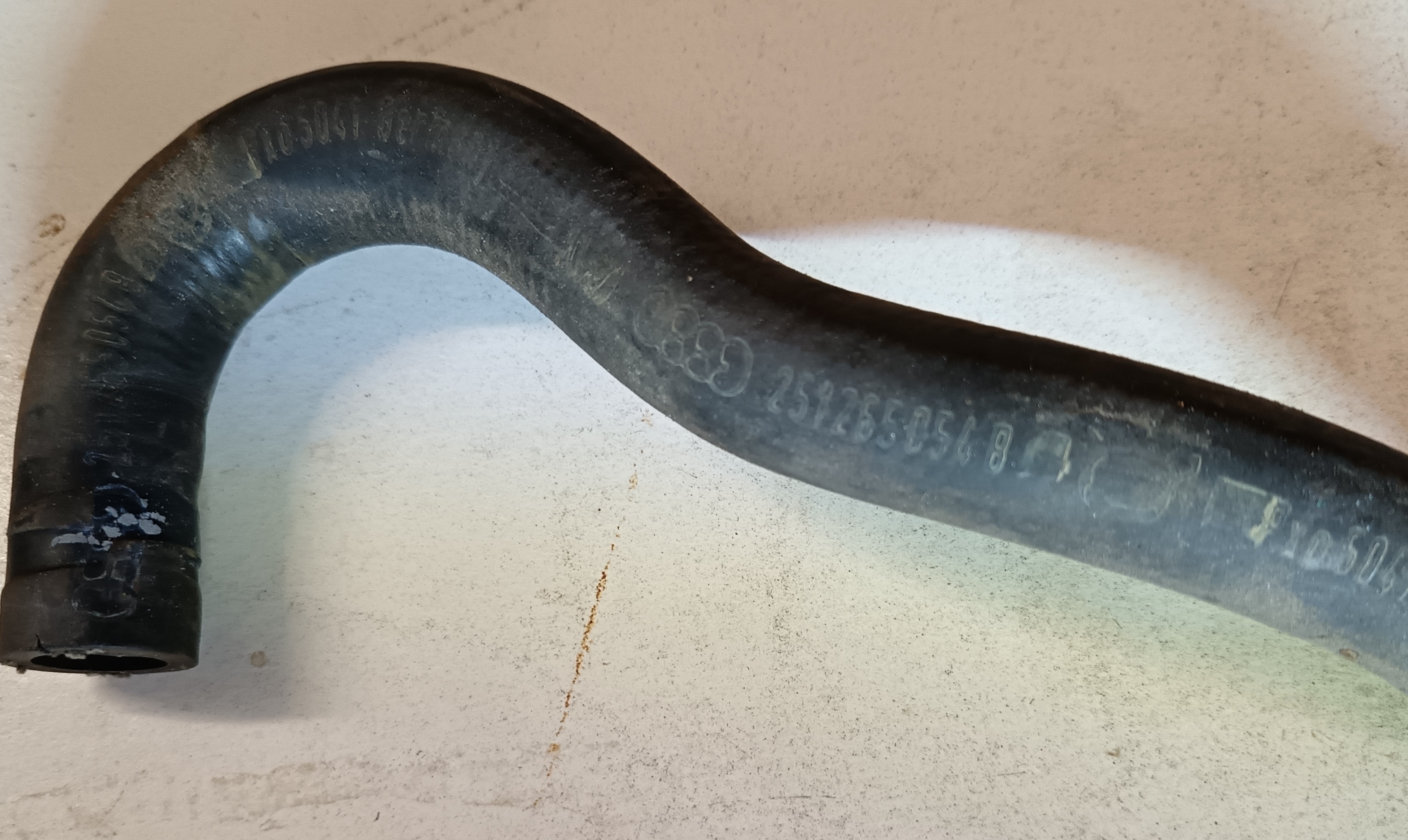 Durite de retour pour chauffage avant  droite essence ou diesel  84 - 92 vw transporter t3 Réf 251265054B  