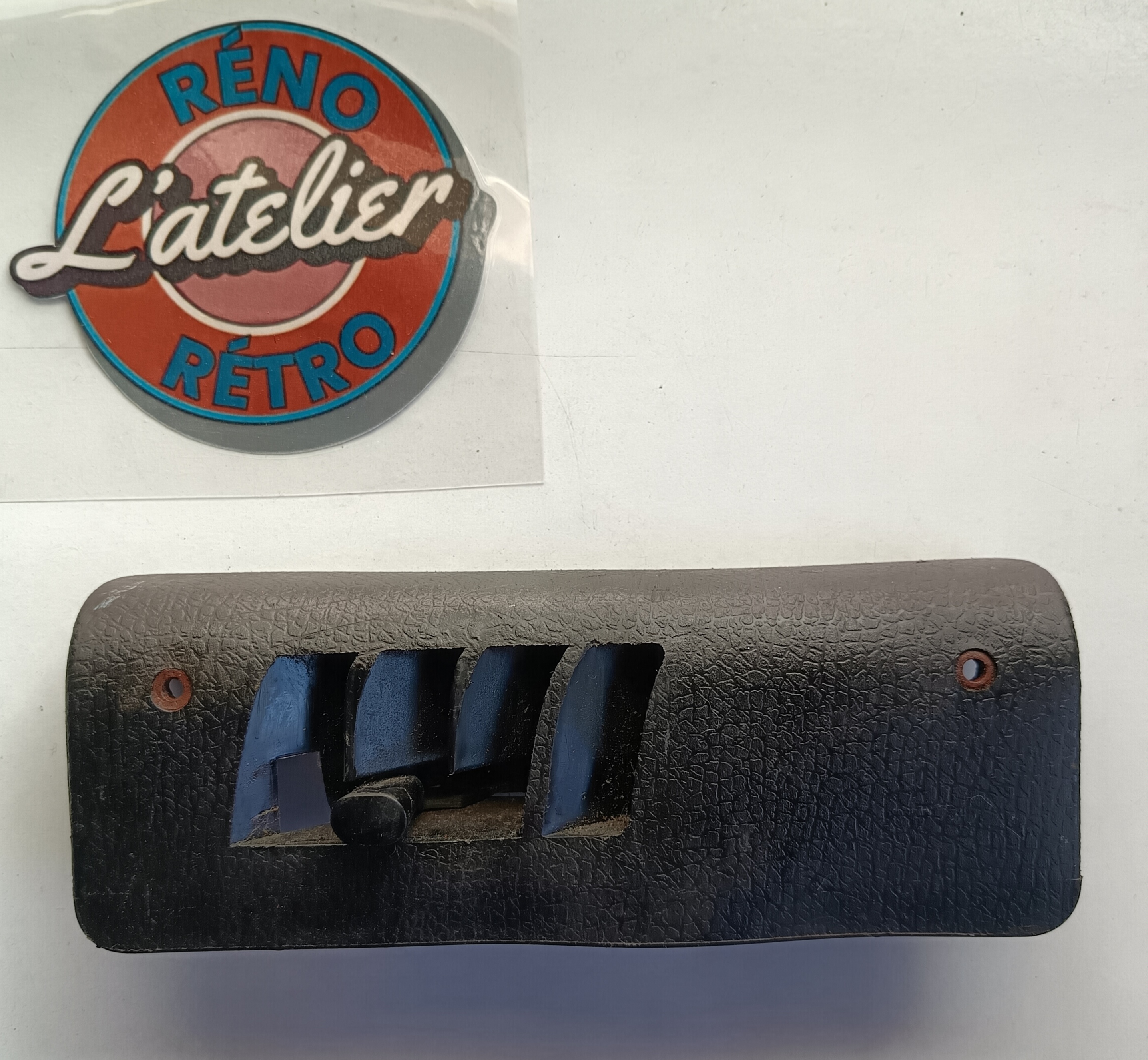 Grille avec clapet de chauffage au pied droit
