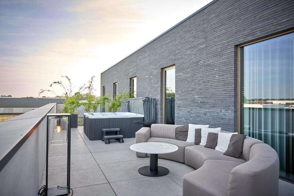Weekend 1 6P Luxury Apartment Package –  Private DJ Booth, Bar & VIP Transfers
