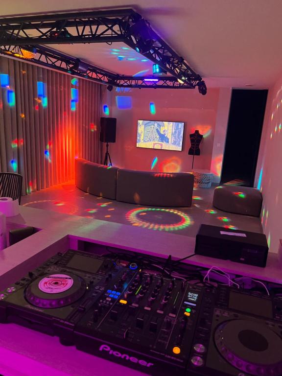 Weekend 1 6P Luxury Apartment Package –  Private DJ Booth, Bar & VIP Transfers