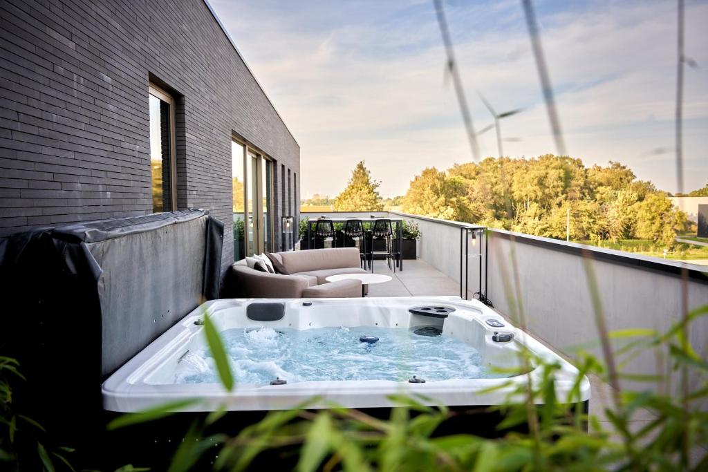 Weekend 1 6P Luxury Apartment Package –  Private DJ Booth, Bar & VIP Transfers