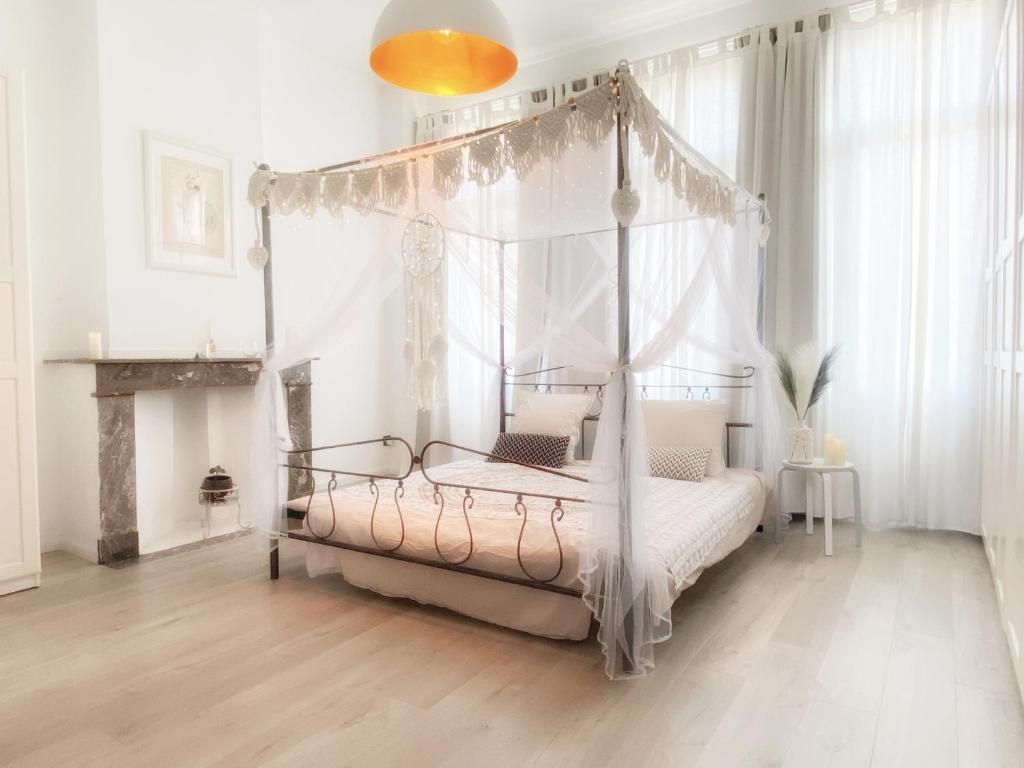 Weekend 2 – 4P  Antwerpen  Apartment Package   (with DJ Booth + Private Transfers)