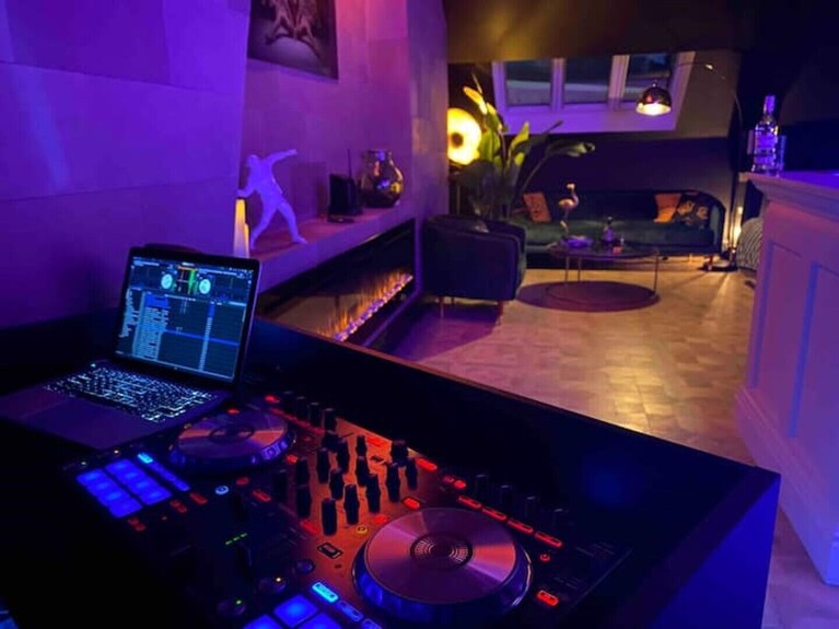 Weekend 2 – 4P  Antwerpen  Apartment Package   (with DJ Booth + Private Transfers)