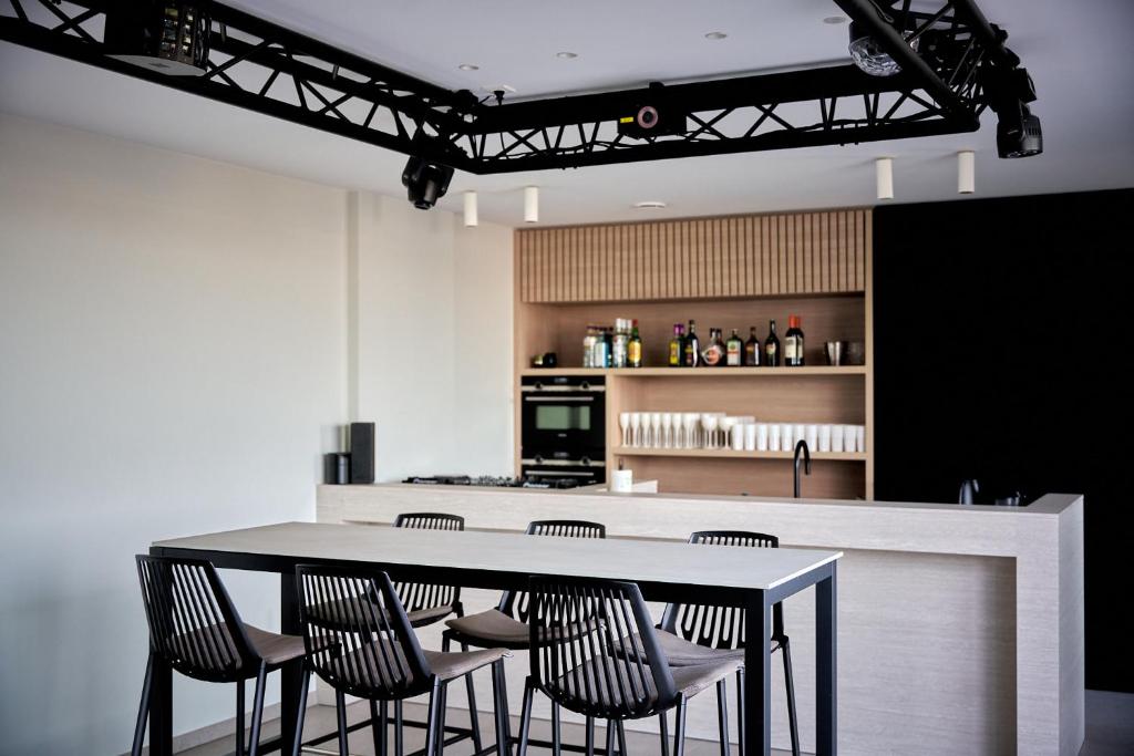 Weekend 1 6P Luxury Apartment Package –  , Private DJ Booth, Bar & VIP Transfers