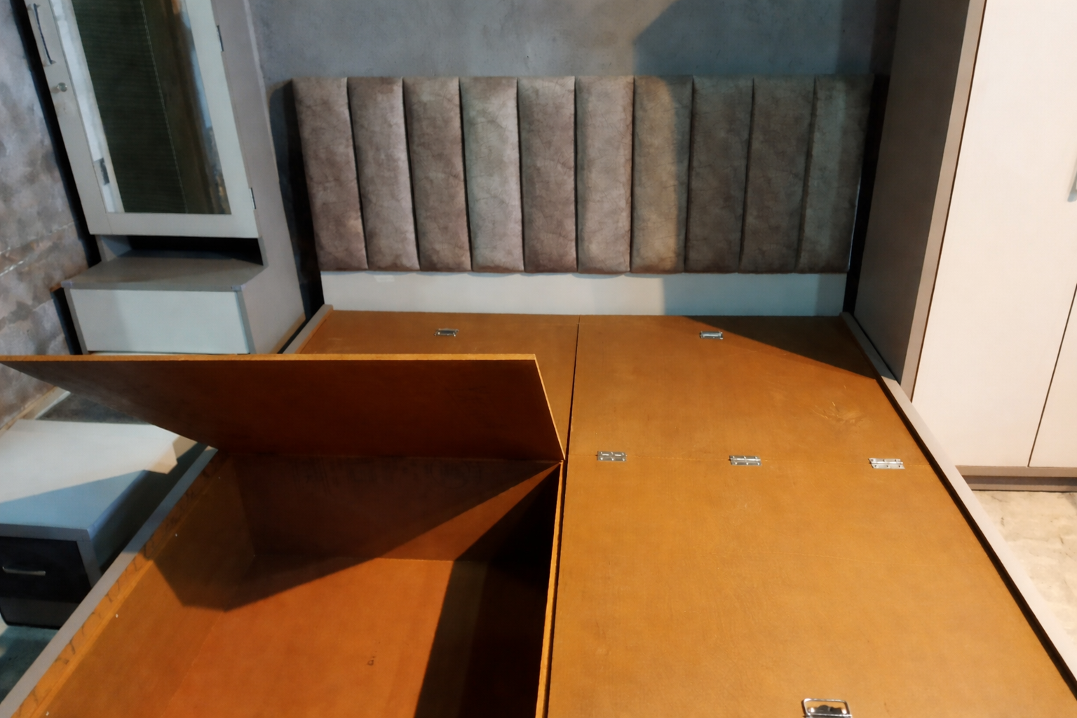 Modern King Size Bed With Four Individual compartments Openings