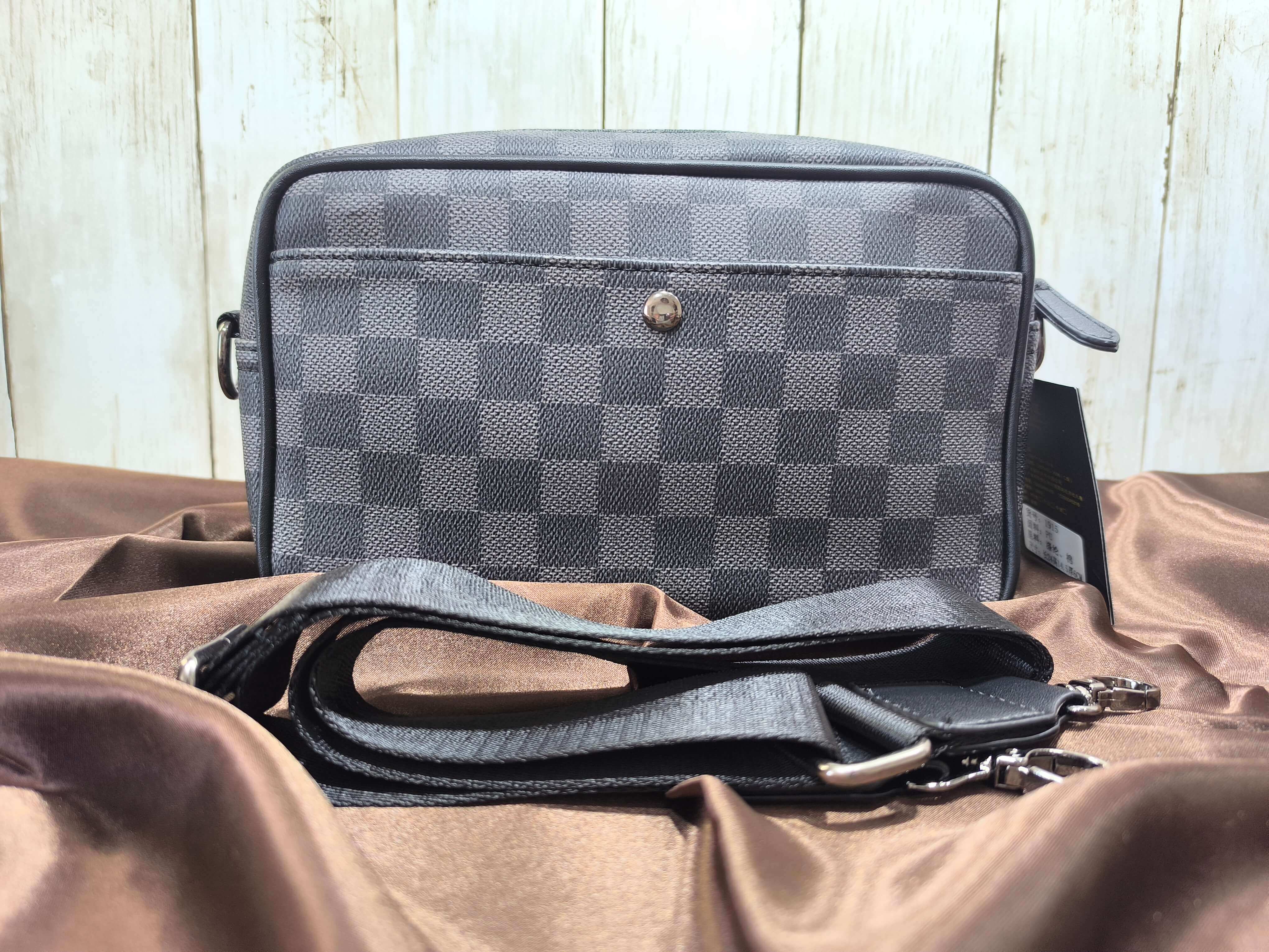 SAC A BANDOULIERE HOMME - MOTIF DAMIER - ETANCHE, ELEGANT & FONCTIONNEL