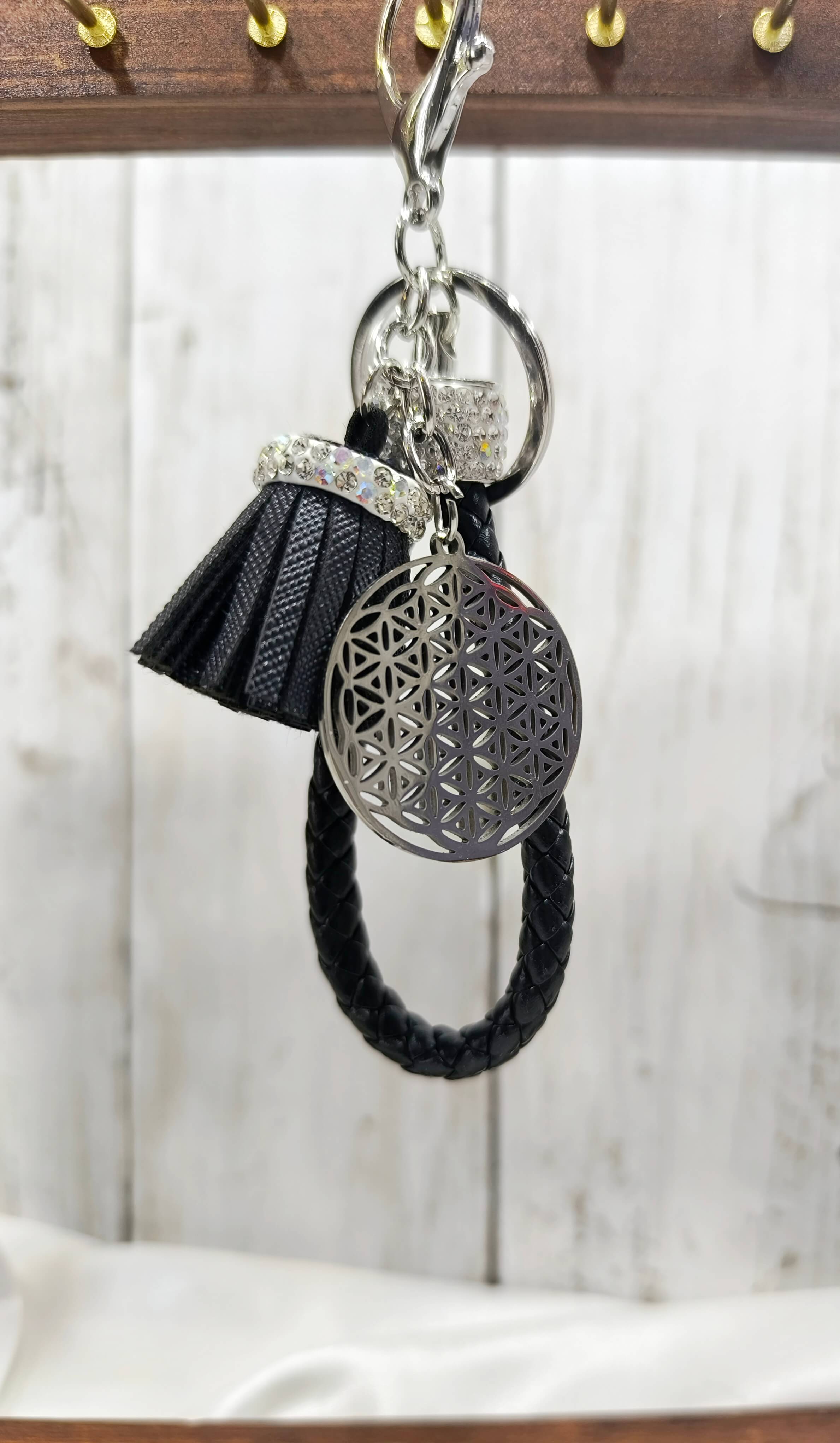 PORTE CLES FLEUR DE VIE ARGENTE - GEOMETRIE SACREE - CORDON TRESSE NOIR & POMPON STRASS