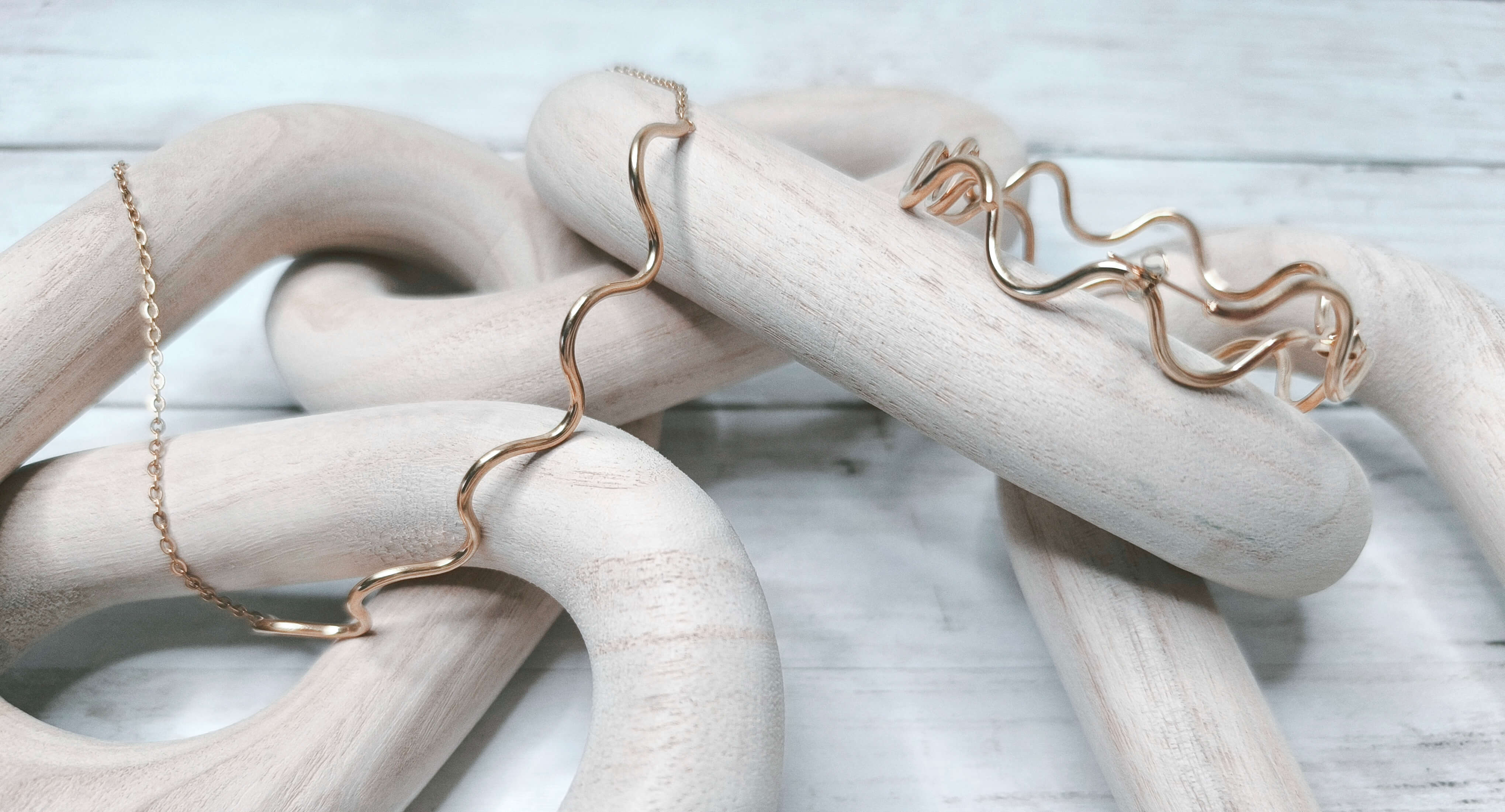 Parure Femme Vagues – Collier Ras du Cou & Boucles d’Oreilles (Or ou Argent)