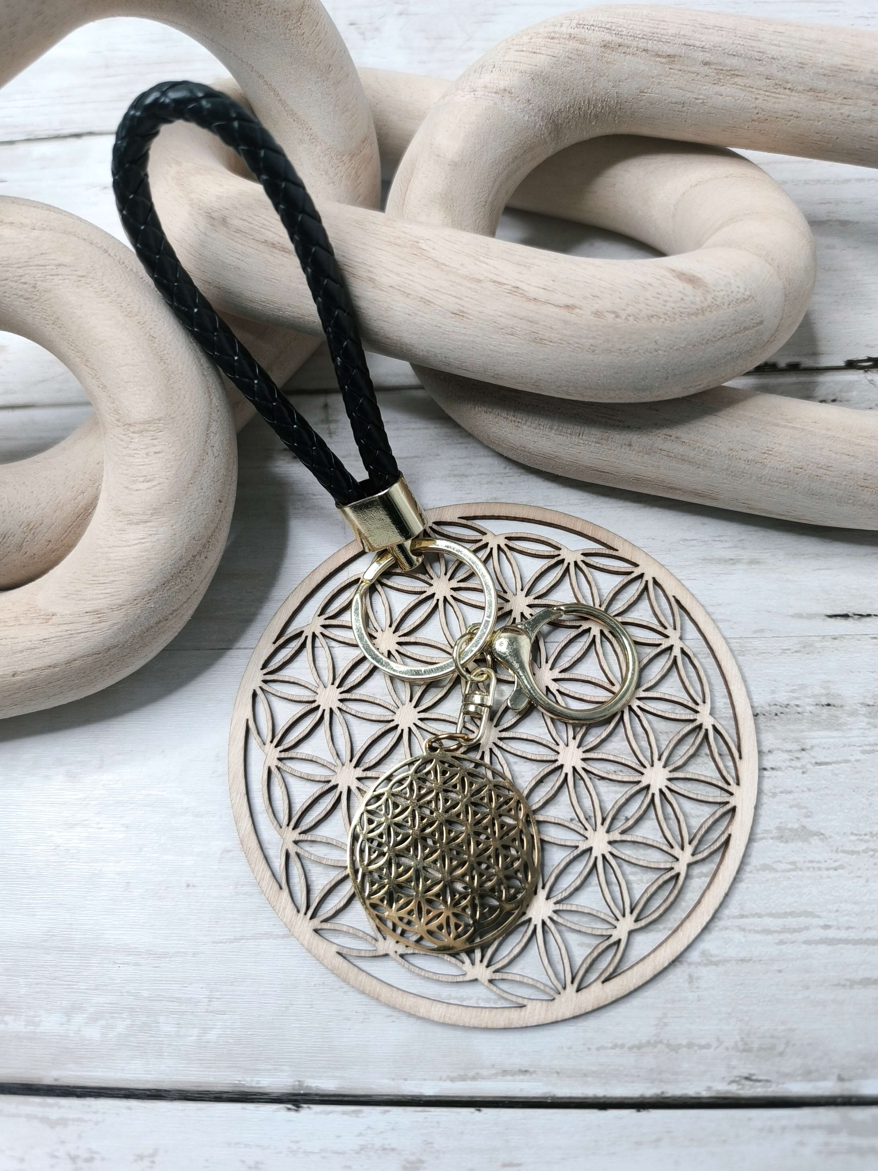 PORTE CLES FLEUR DE VIE EN ACIER INOXYDABLE - DORE - GEOMETRIE SACREE & CORDON TRESSE NOIR