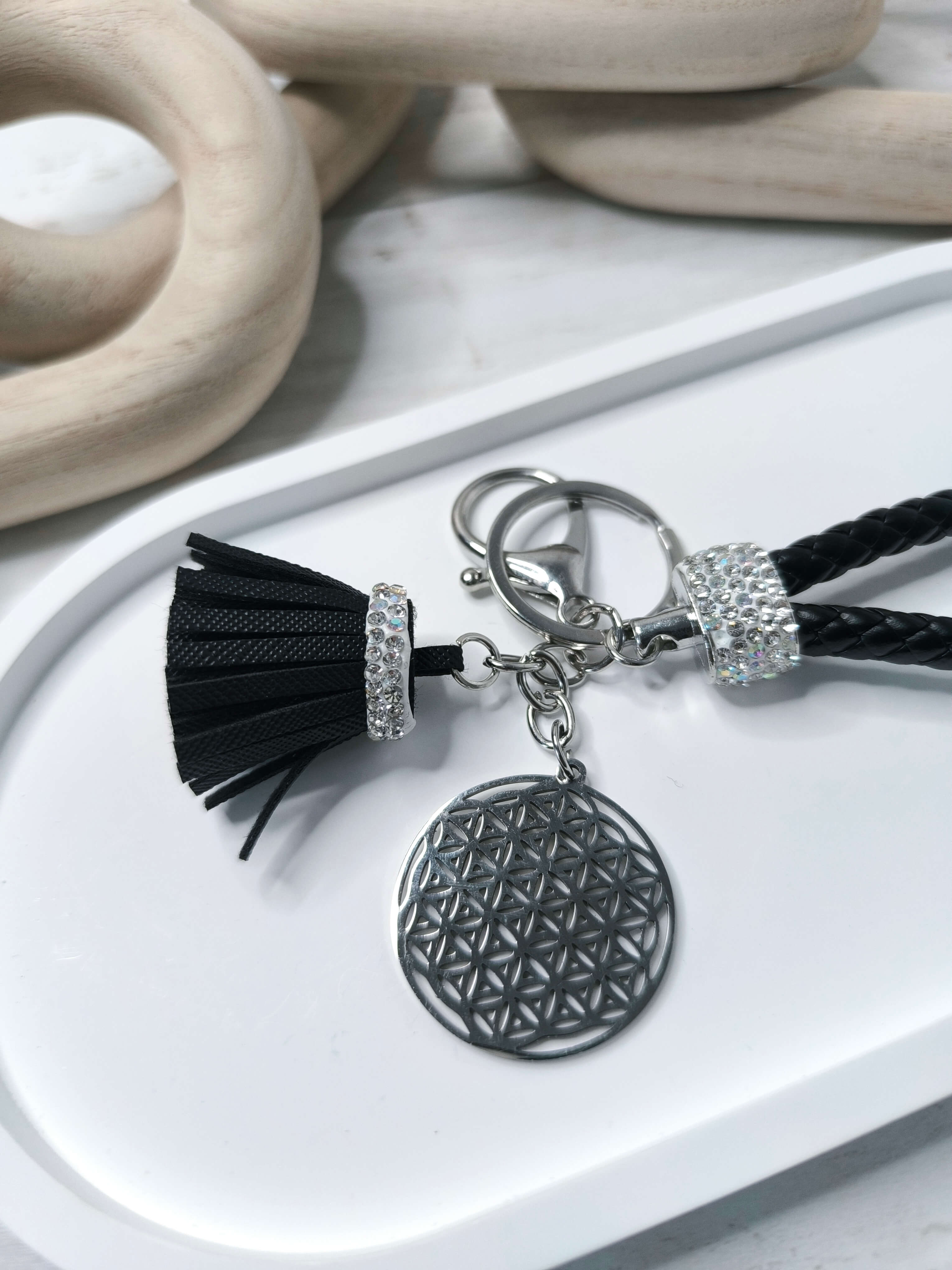 PORTE CLES FLEUR DE VIE ARGENTE - GEOMETRIE SACREE - CORDON TRESSE NOIR & POMPON STRASS