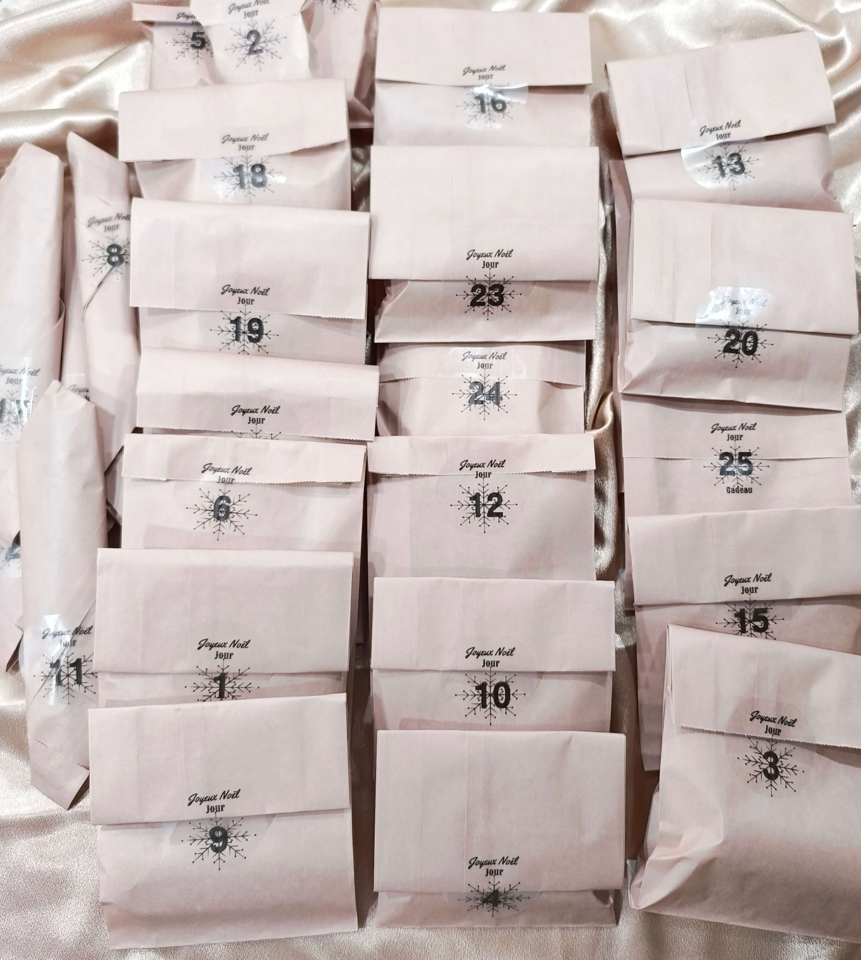 CALENDRIER DE L'AVENT - MAQUILLAGES - EDITION LIMITEE - 24 SURPRISES + CADEAU EXCLUSIF