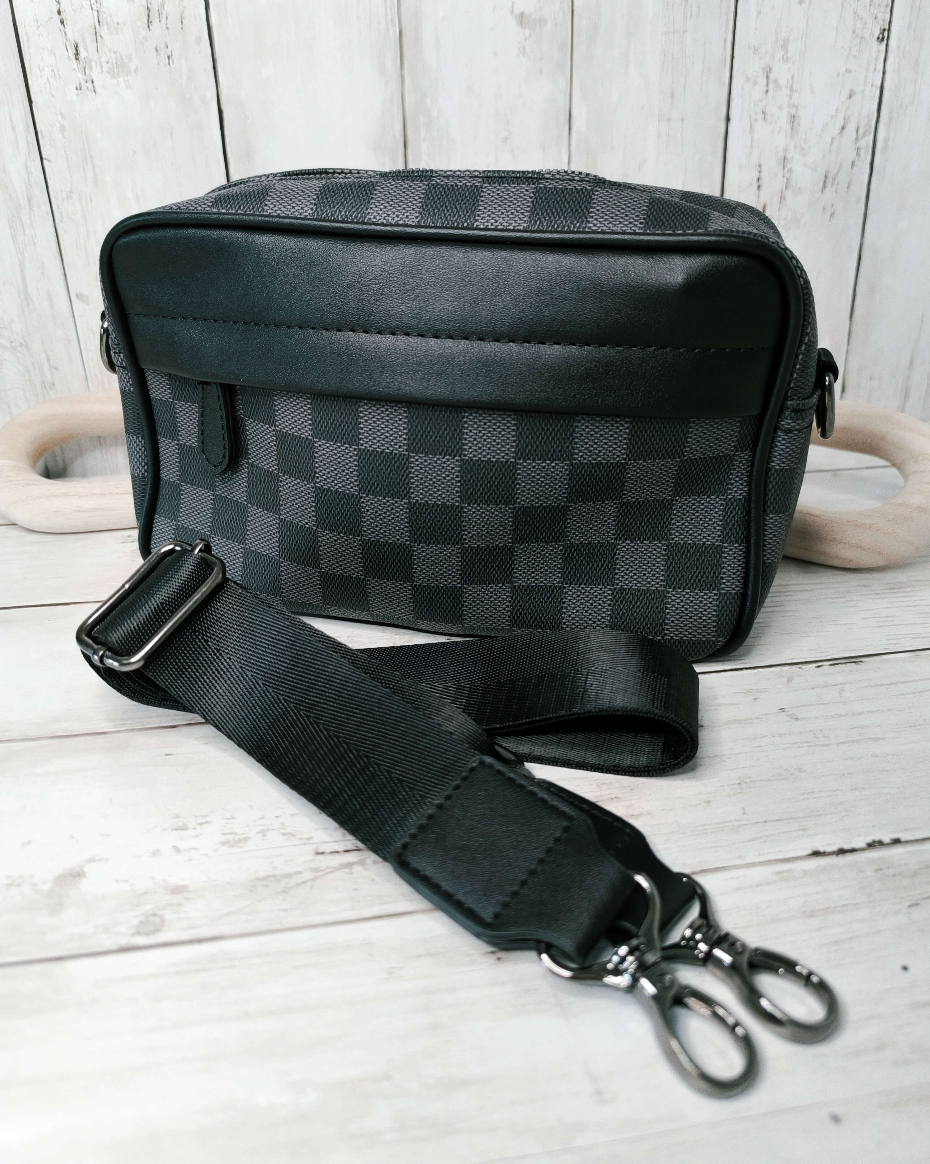 SAC A BANDOULIERE HOMME - MOTIF DAMIER - ETANCHE, ELEGANT & FONCTIONNEL