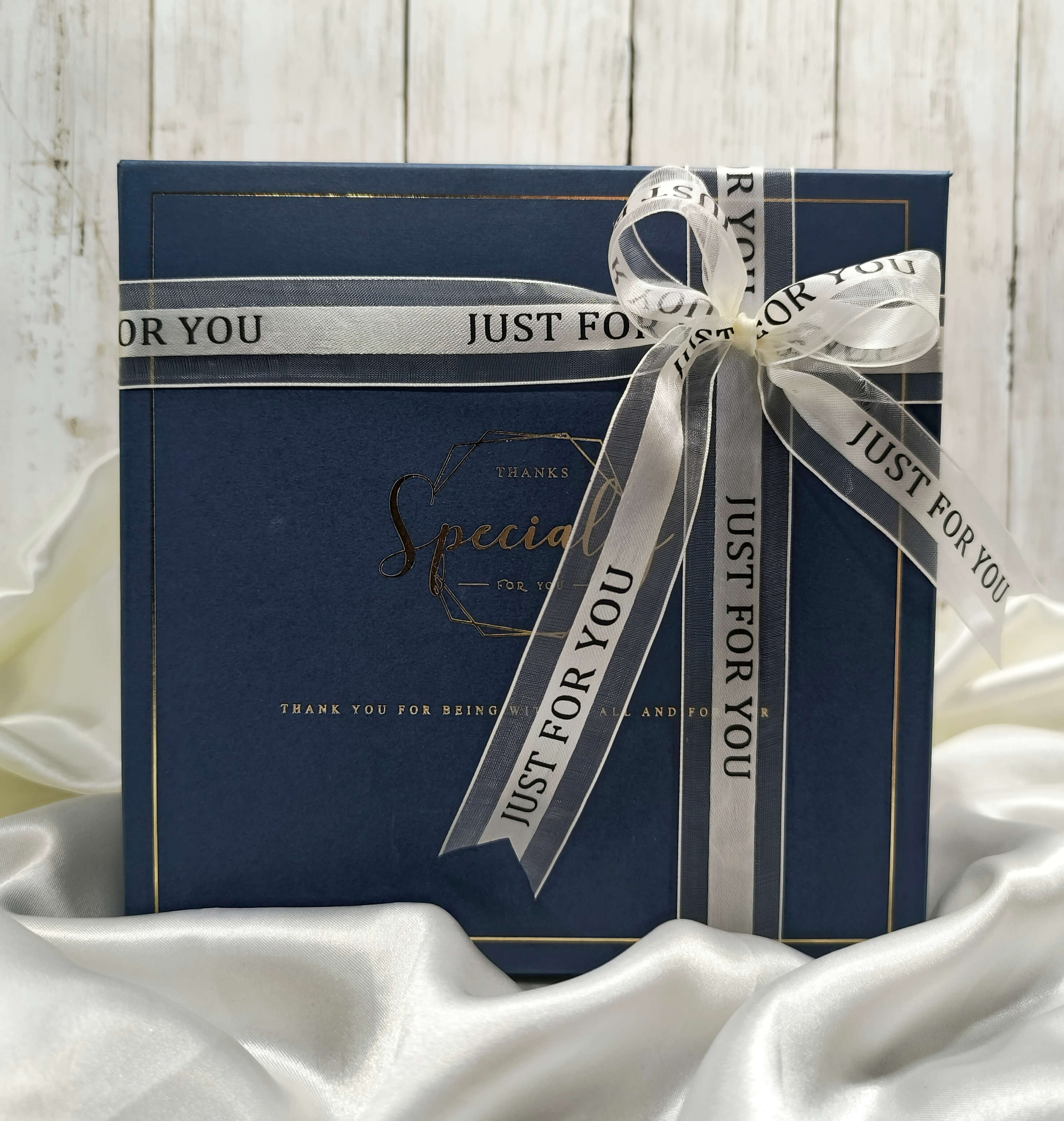 COFFRET CADEAU MIXTE - BLEU - ELEGANCE & SERENITE - TASSE ISOTHERME, SERVIETTE & PARAPLUIE 