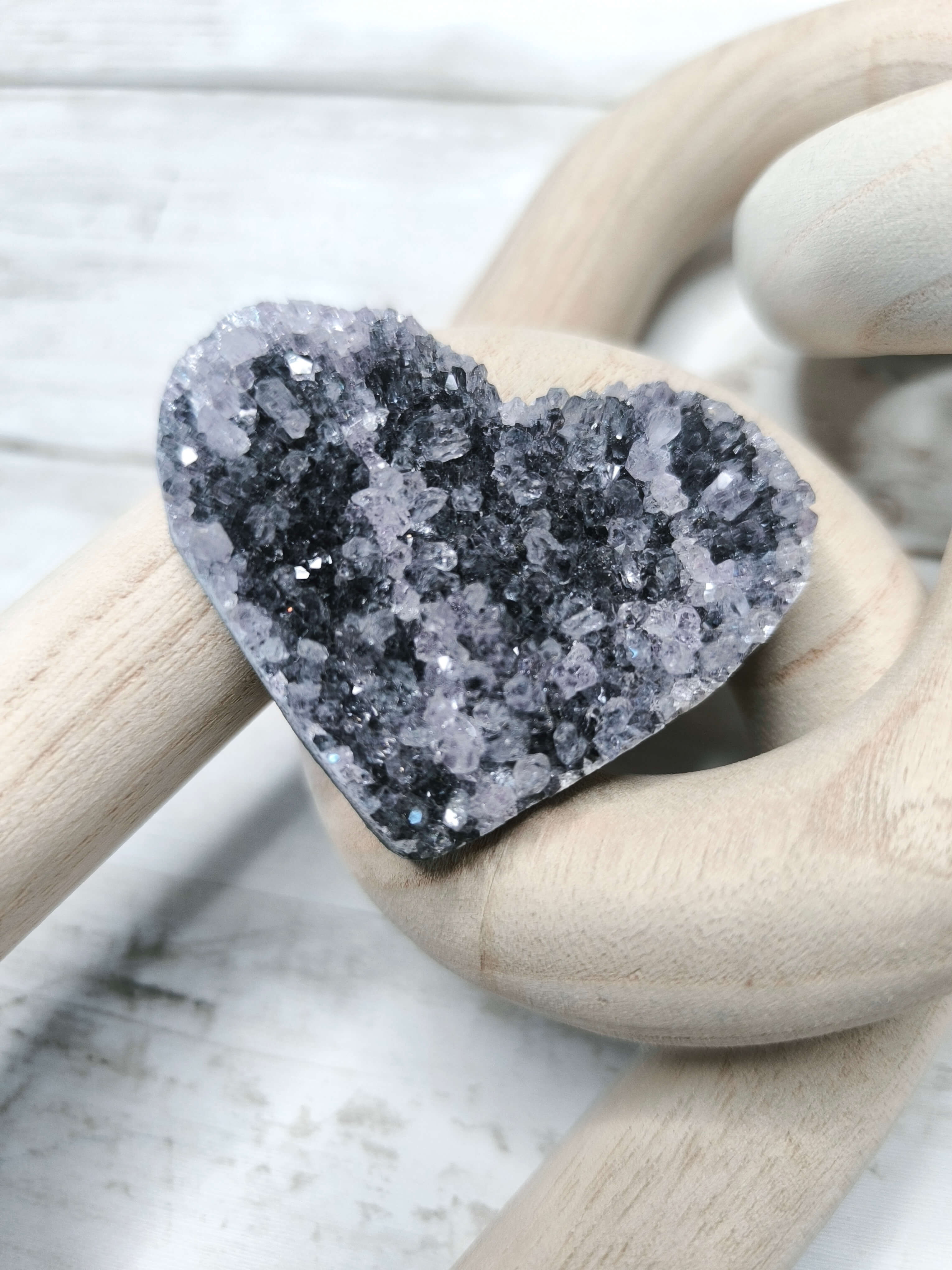 PIERRE NATURELLE - AMETHYSTE - FORME COEUR - ENERGIE D'AMOUR & DE SERENITE