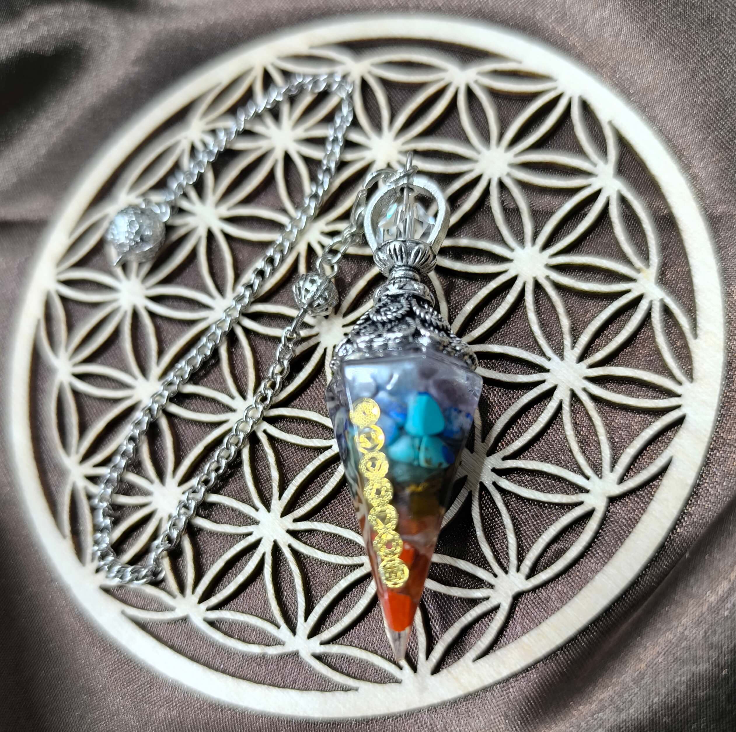PENDULE DIVINATOIRE - EN RESINE & PIERRES NATURELLES - 7 CHAKRAS - HARMONIE & AQUILIBRE ENERGETIQUE