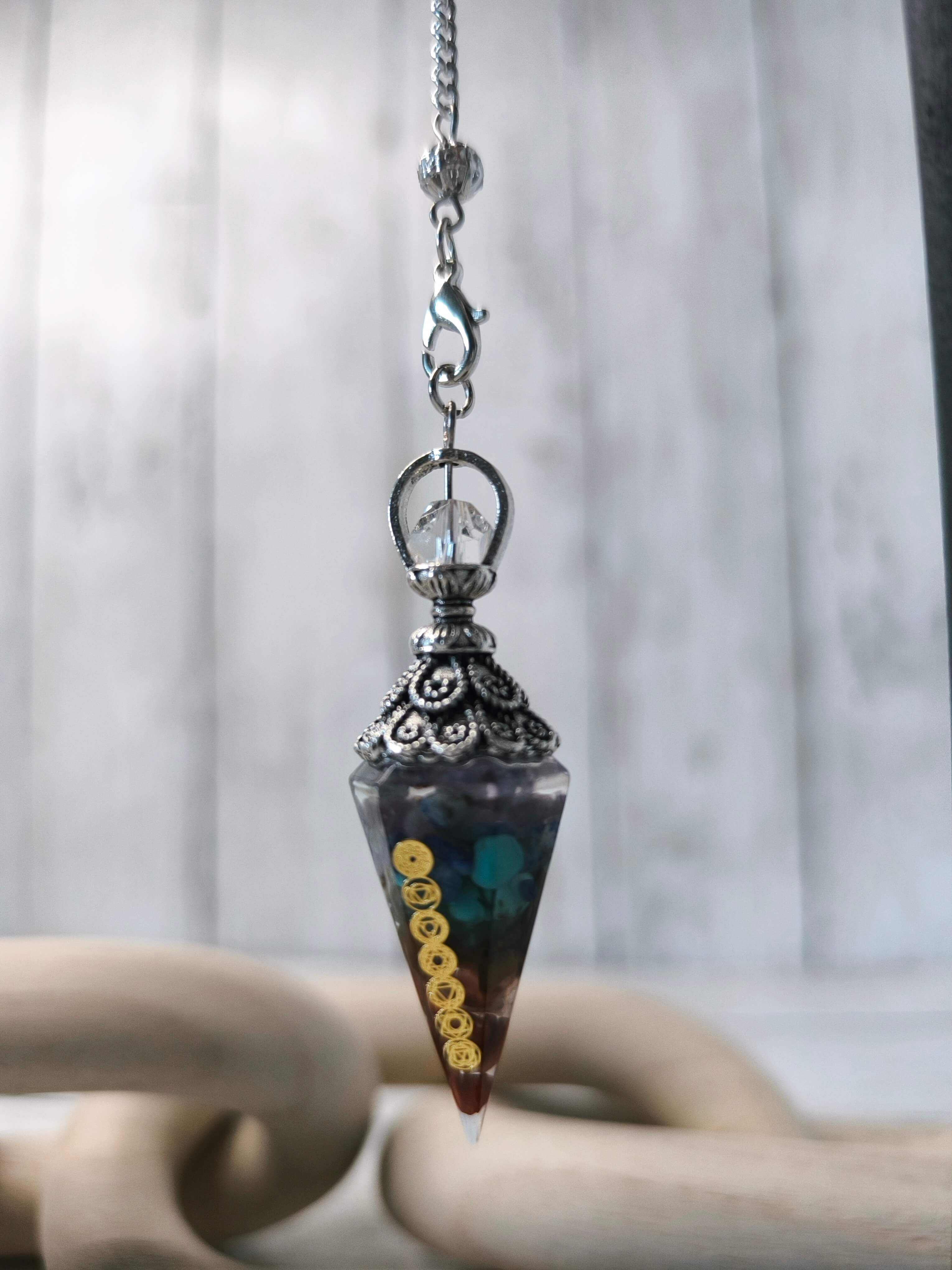 PENDULE DIVINATOIRE - EN RESINE & PIERRES NATURELLES - 7 CHAKRAS - HARMONIE & AQUILIBRE ENERGETIQUE