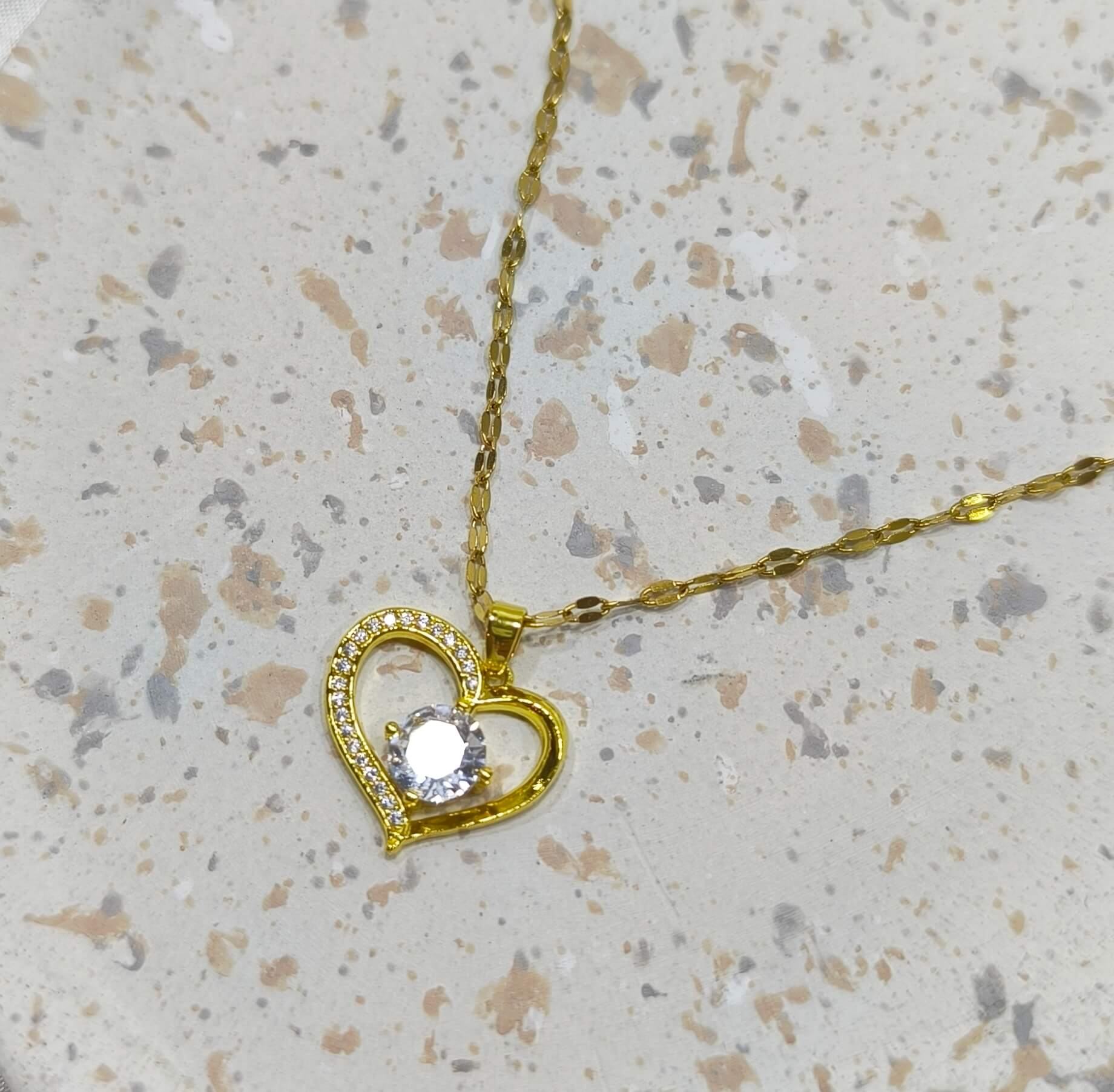 COLLIER COEUR - PIERRE BLANCHE - ACIER INOXYDABLE - ELEGANCE & MODERNITE