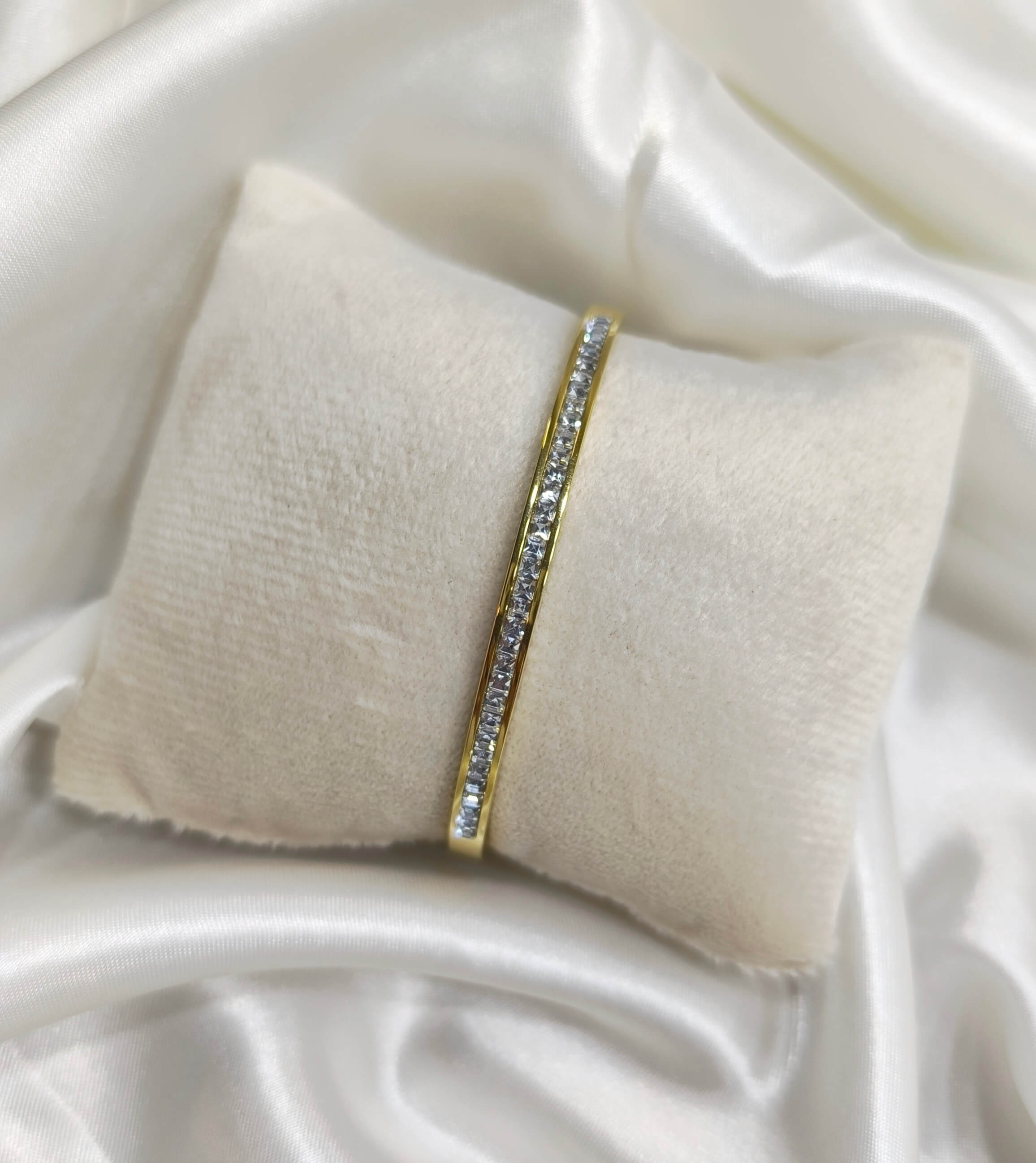 BRACELET FEMME - DORE - UN RANG DE STRASS - EN ACIER AU TITANE 